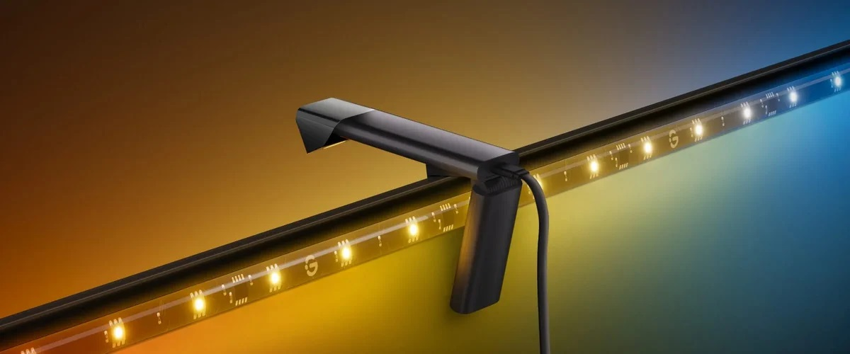 Czarny pasek świetlny z czarnym mocowaniem i kablem.