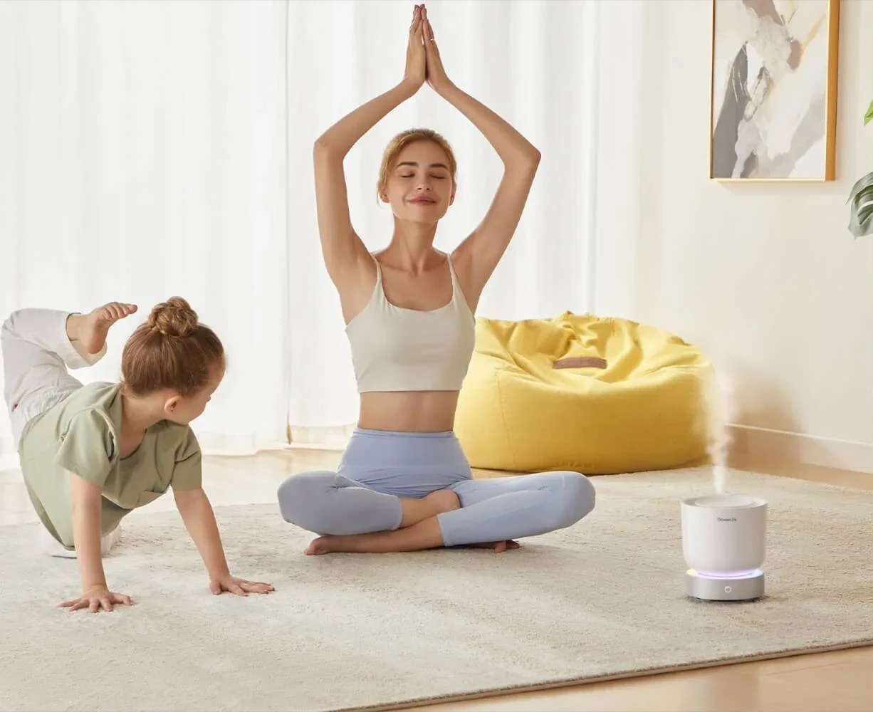 Kobieta uprawiająca jogę z dzieckiem, obecny jest nawilżacz powietrza.