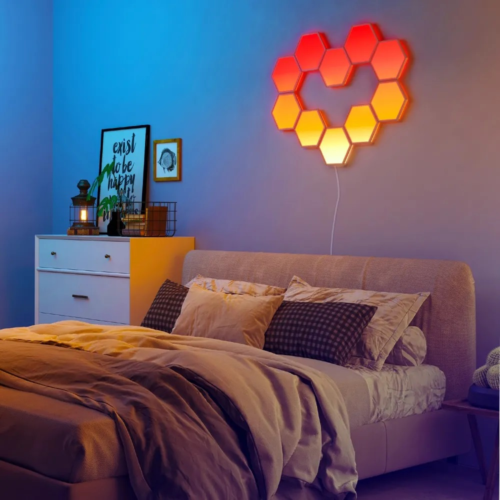 Sypialnia z lampą w kształcie serca nad łóżkiem.