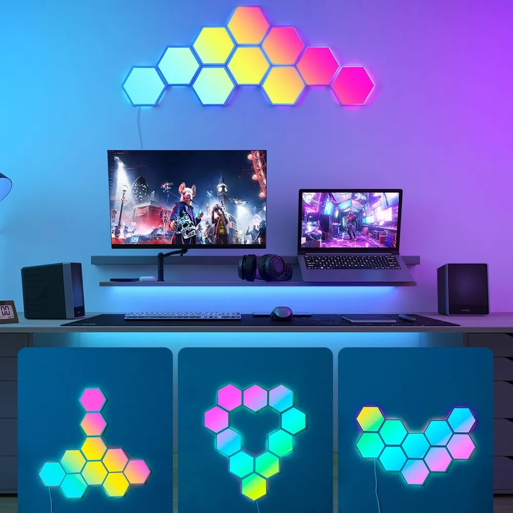 Konfiguracja do gier z dużym monitorem, laptopem i sześciokątnymi światłami. Tekst: 'DAS LEISTUNGS-UPGRADE'.