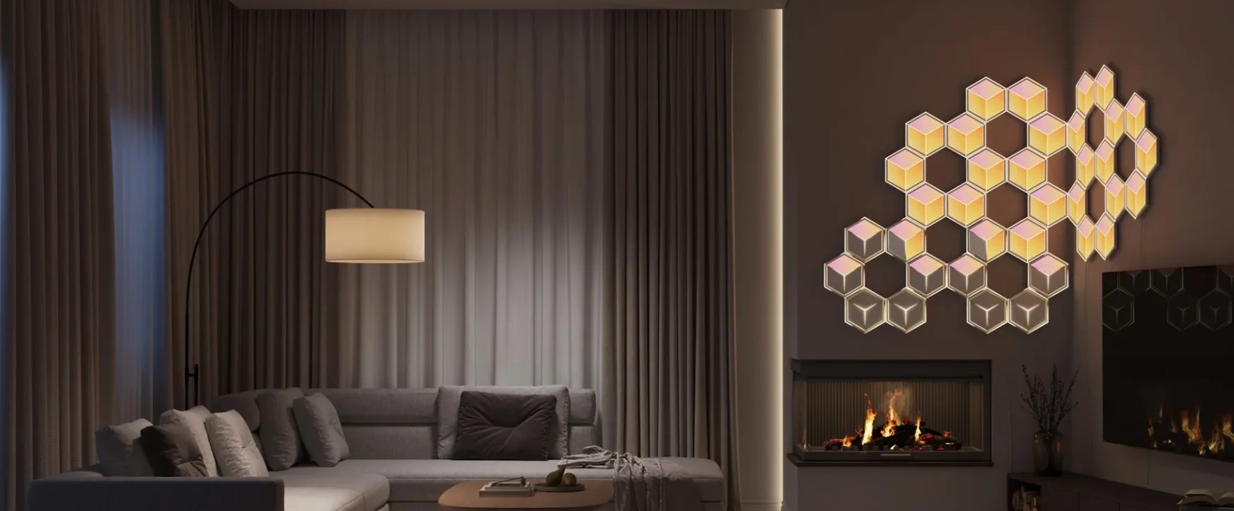 Scena w salonie z sofą, lampą i instalacją artystyczną na ścianie z ciepłym oświetleniem.