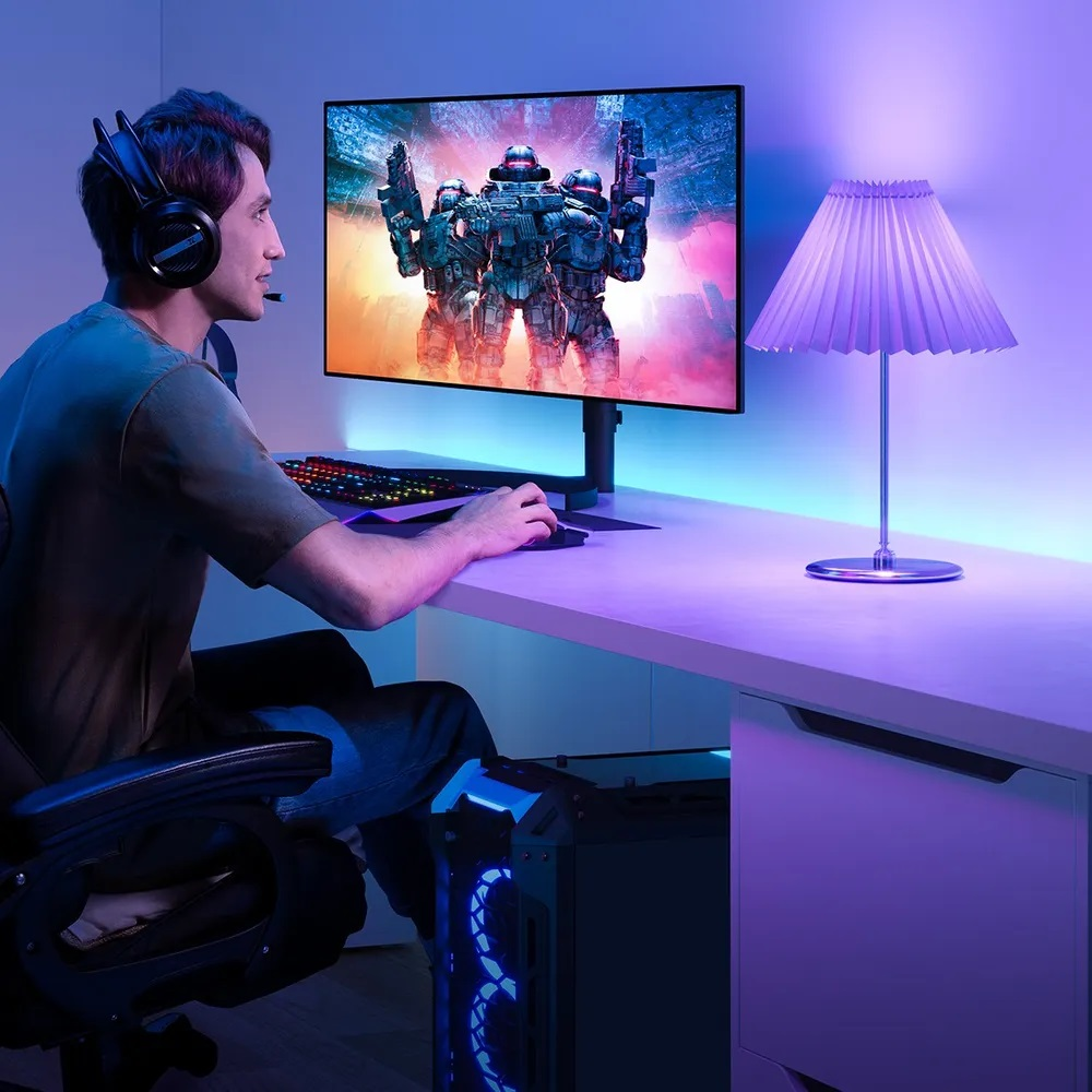 Mężczyzna w słuchawkach gra. Ekran pokazuje żołnierzy z bronią.