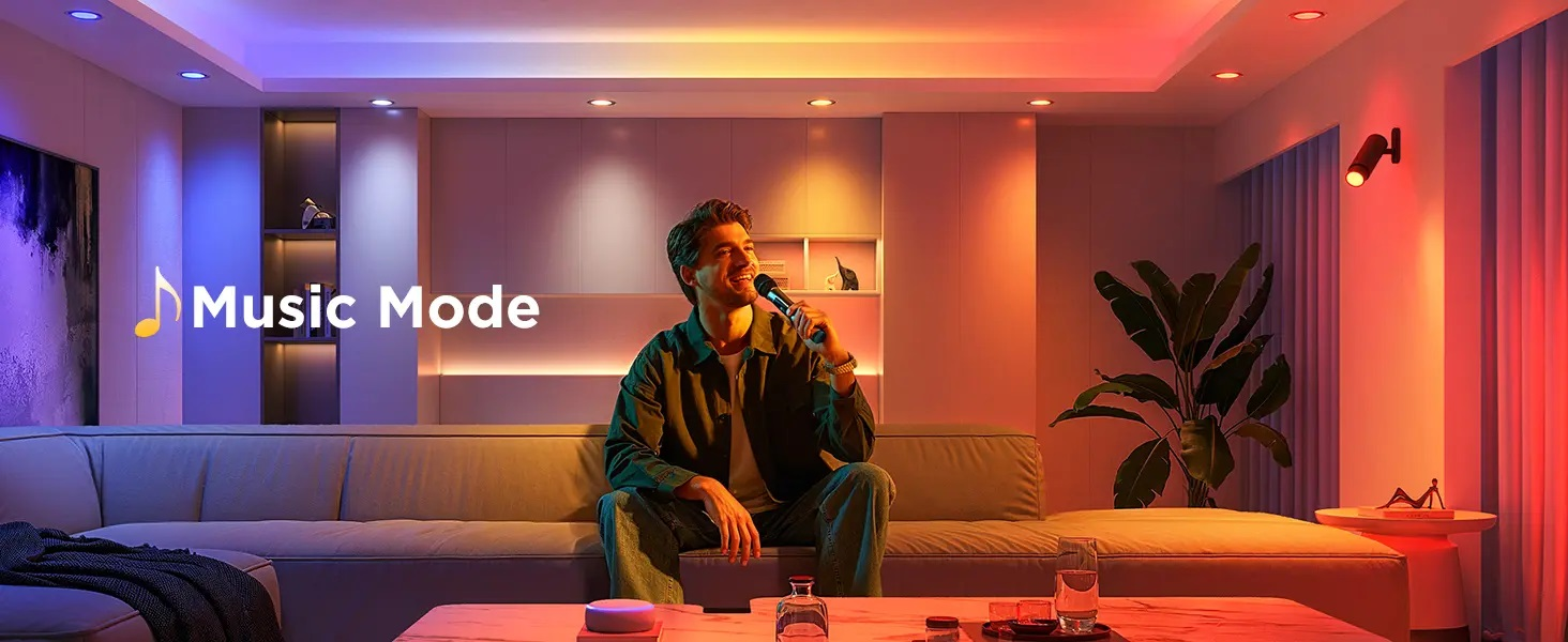 Mężczyzna z mikrofonem w oświetlonym pomieszczeniu, tekst w trybie muzycznym.