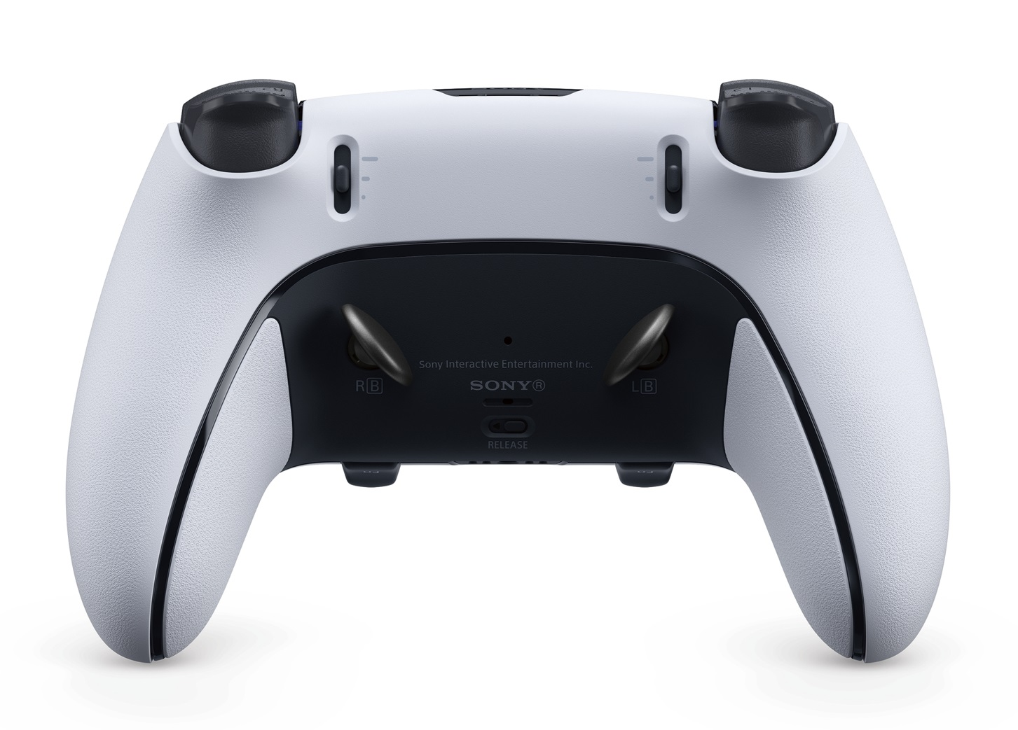 Widok z tyłu białego kontrolera PlayStation.