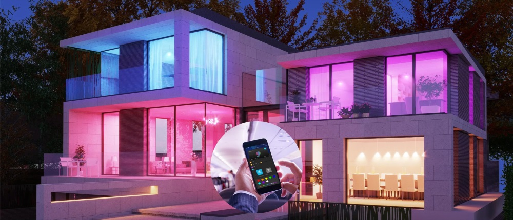 Nowoczesny dom oświetlony kolorowymi światłami.