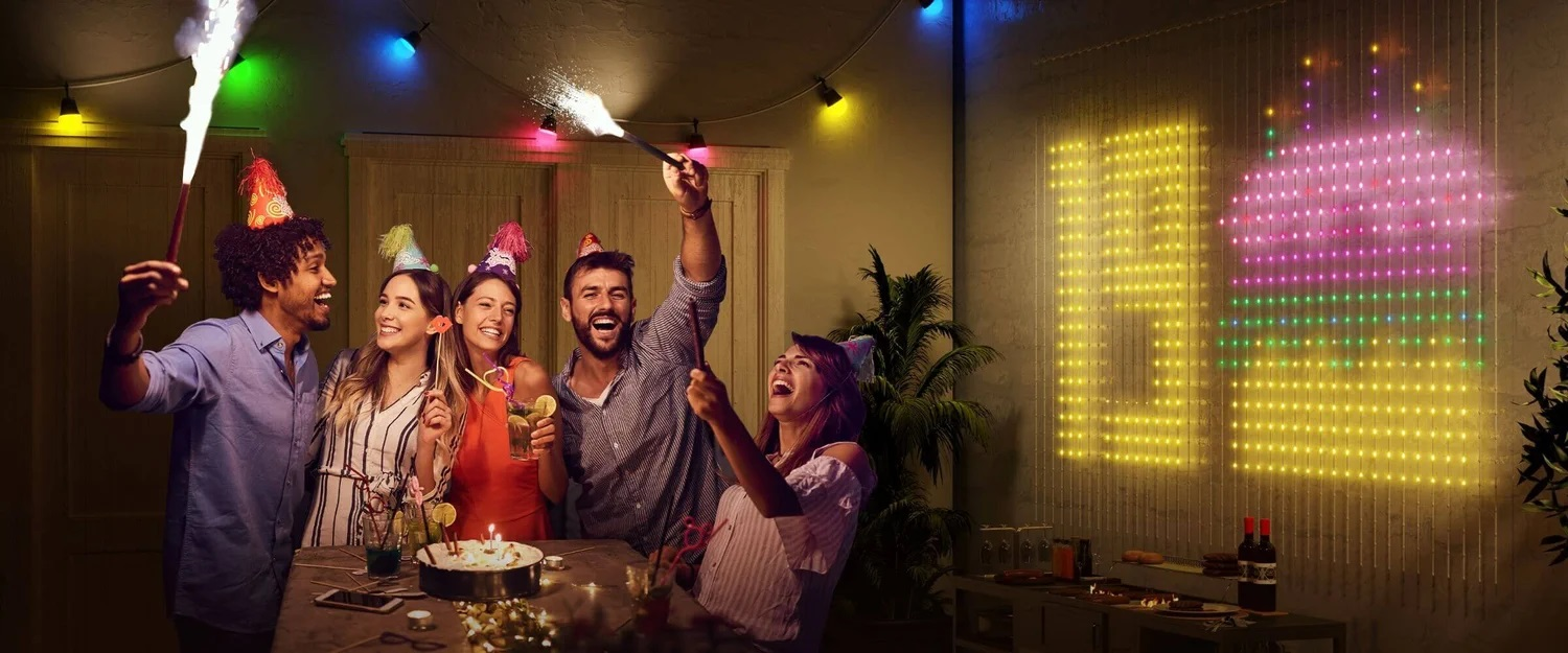 Monitor komputerowy z obrotową podstawą.