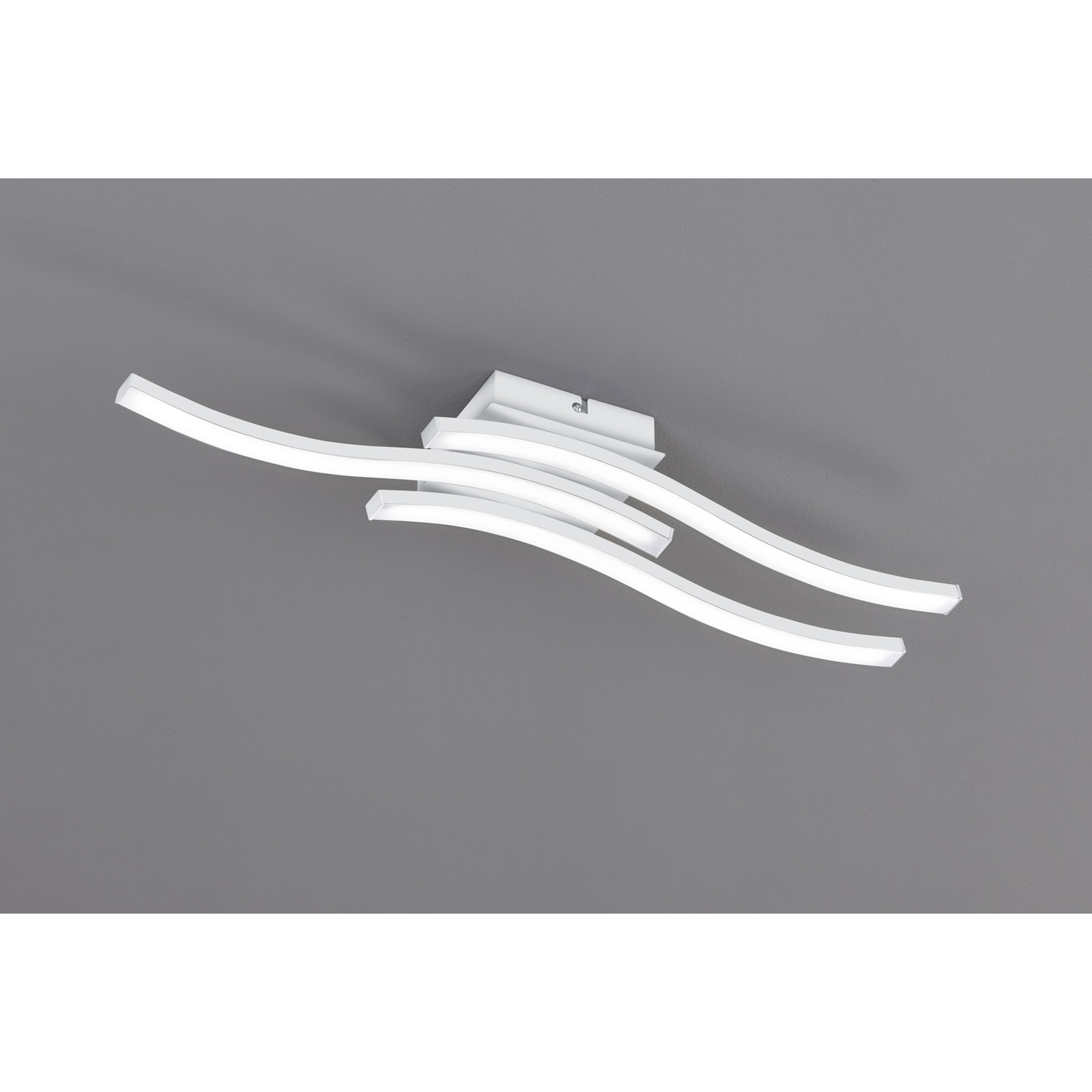 Un apparecchio di illuminazione a soffitto a LED bianco e curvo montato su un soffitto grigio.