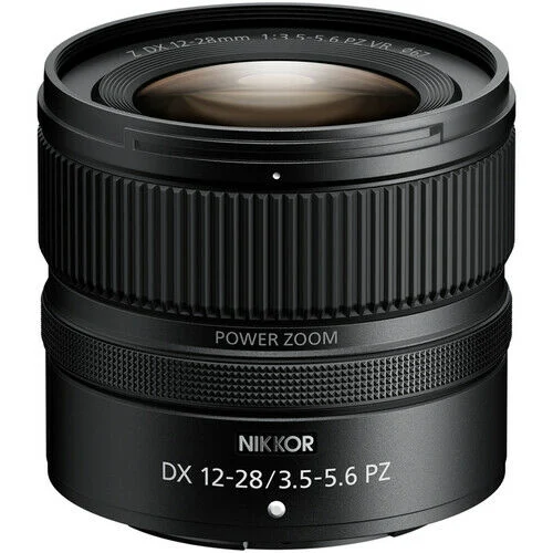 Kaburgalı tasarıma sahip siyah kamera lensi. 'NIKKOR' ve 'POWER ZOOM' yazıları var.