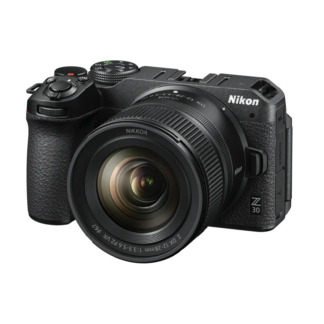 Siyah Nikon Z30 fotoğraf makinesi, lens ile, açılı görünüm.