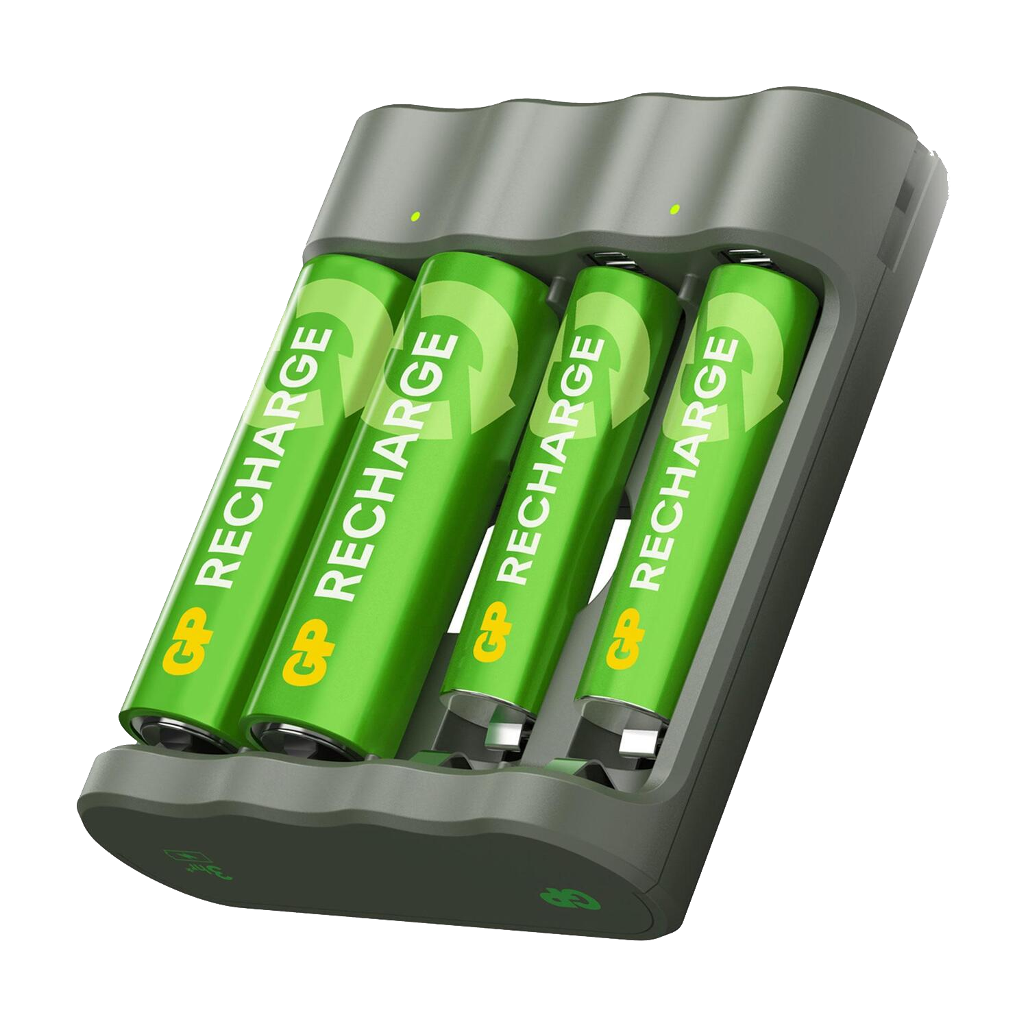 Batterijlader met vier groene AA-batterijen. GP Recharge-tekst op batterijen. Donkere achtergrond.
