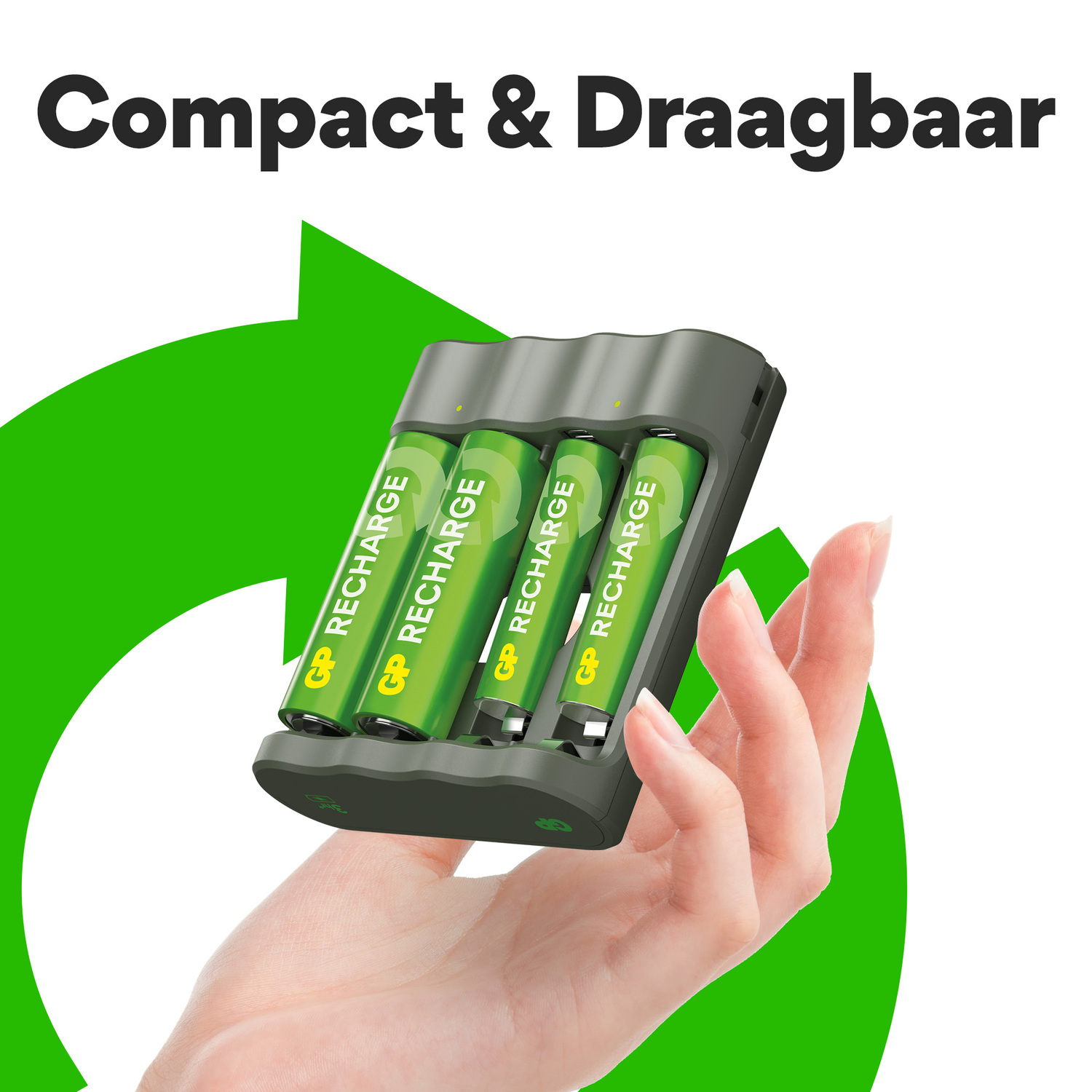 Hand die een oplaadbare batterijlader vasthoudt met vier groene batterijen.
