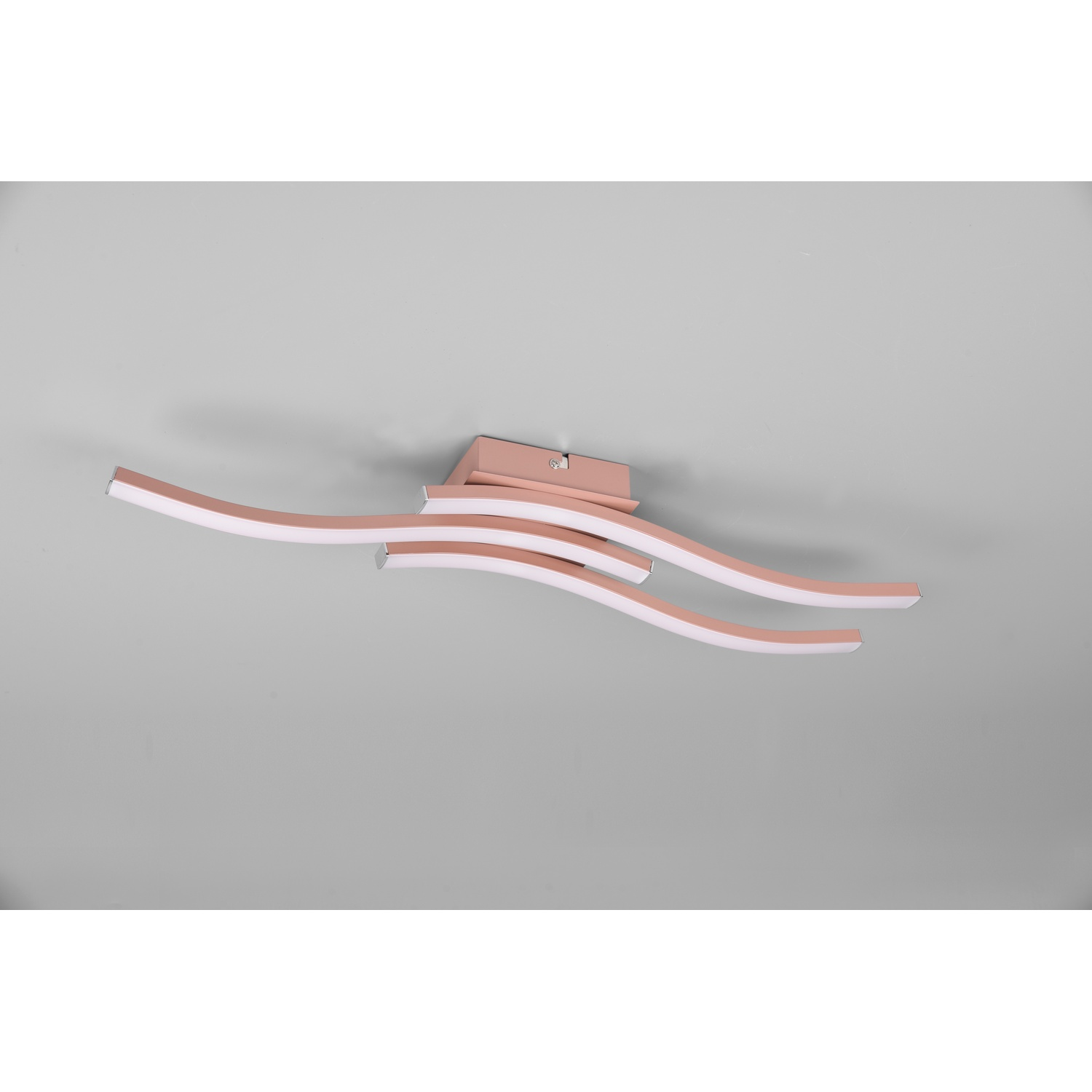 Una moderna plafoniera con finitura oro rosa, con tre strisce luminose curve.