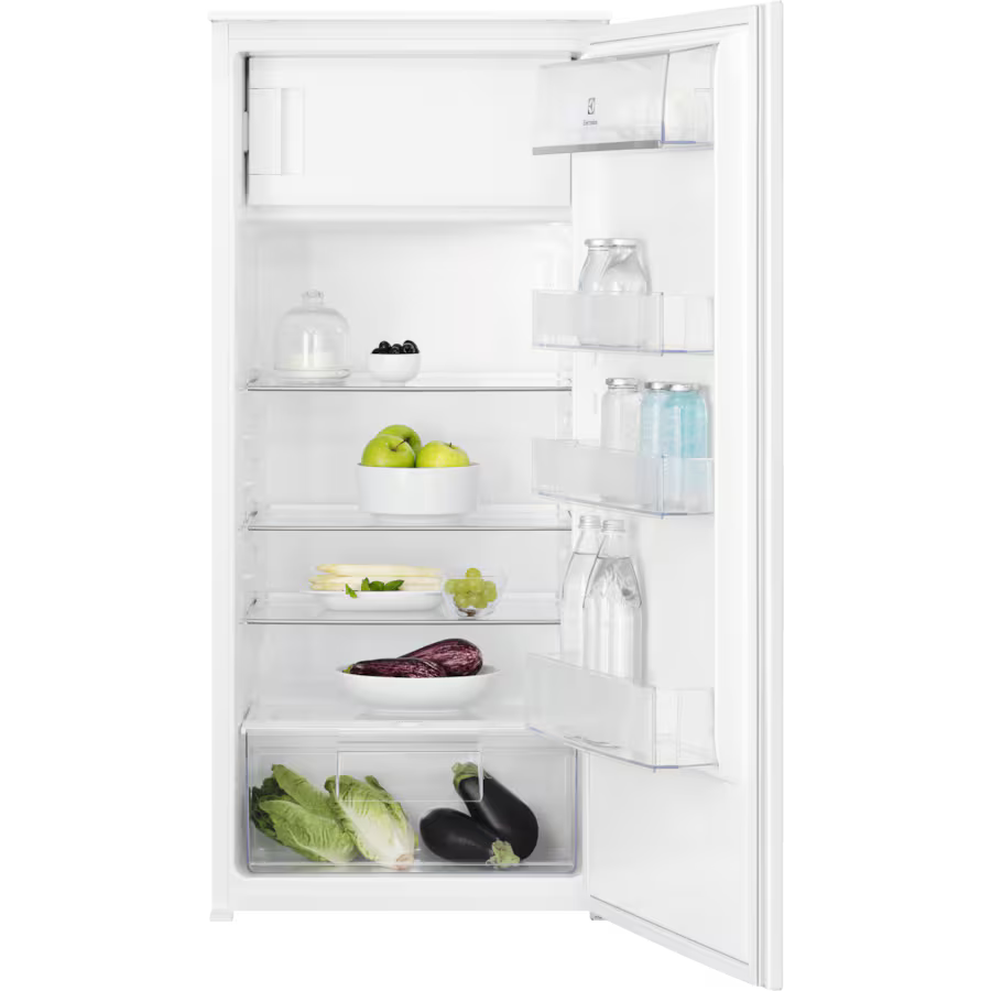 Offener weißer Kühlschrank mit Regalen voller Lebensmittel. Enthält Obst, Gemüse und Gläser mit Essen.