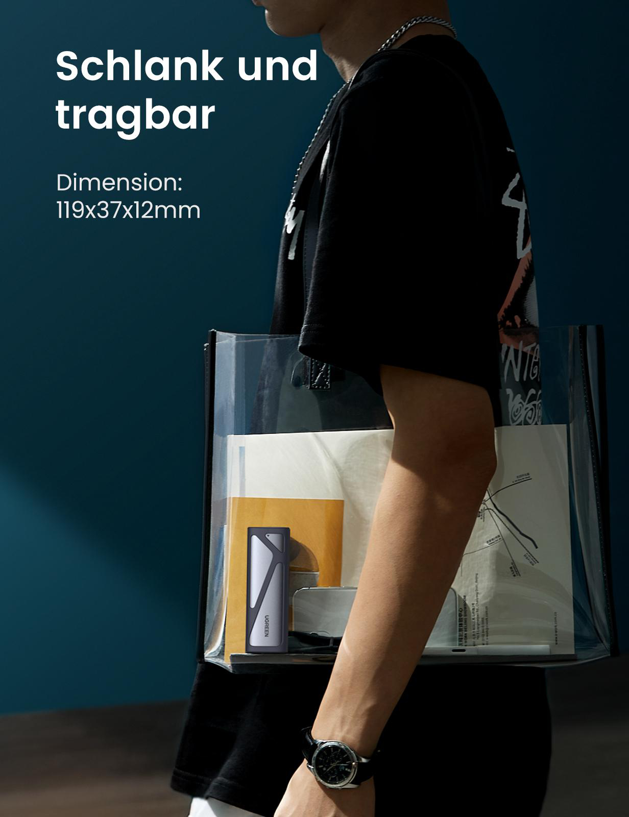 Ein Mann trägt eine durchsichtige Tasche mit einem Ladegerät und anderen Gegenständen.