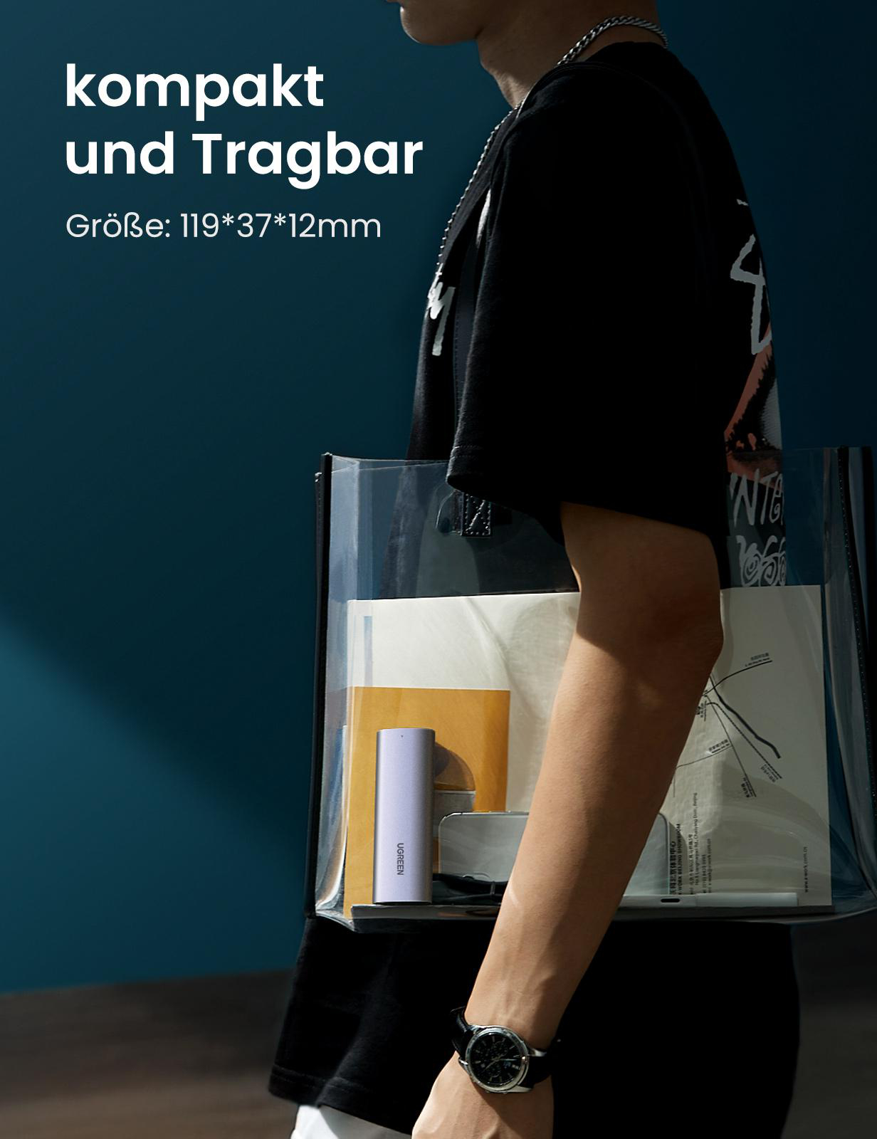 Ein Mann trägt eine transparente Tasche mit Gegenständen darin, neben einer hellvioletten Powerbank.
