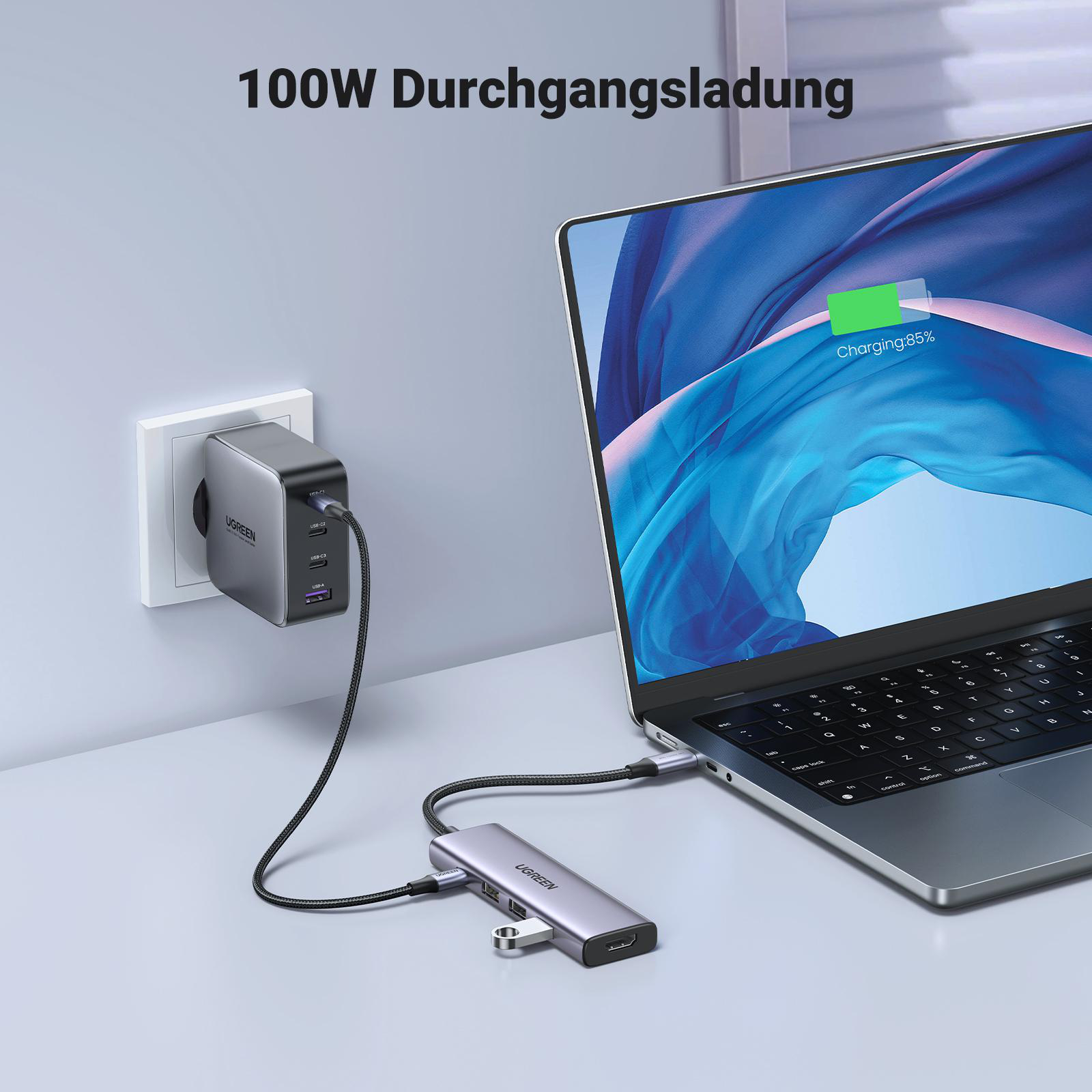 UGREEN-Ladestation und ein angeschlossener Laptop, der anzeigt, dass der Laptop mit 85 % und 100 W geladen wird.