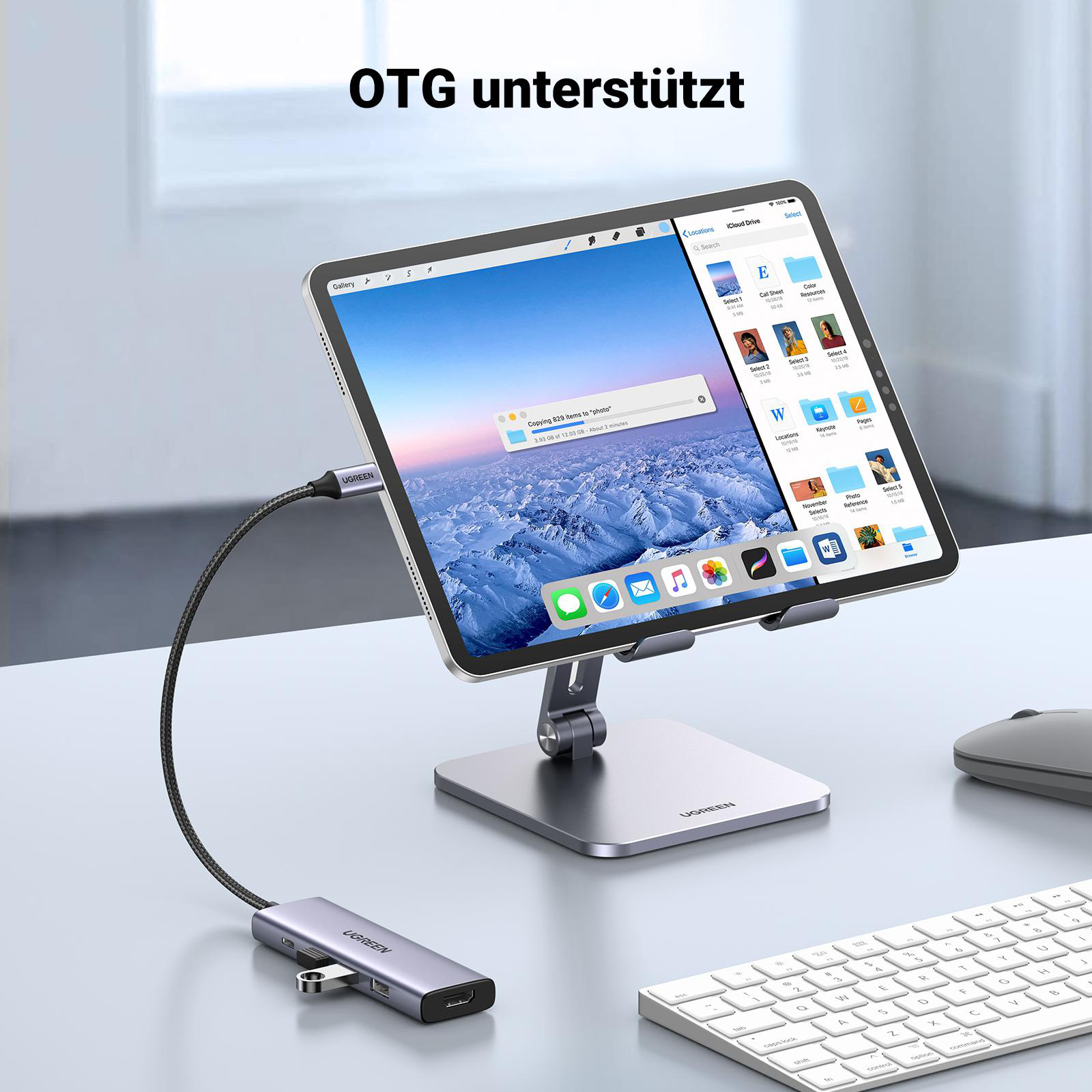 Ein Tablet, das an einen UGREEN-Hub und eine Tastatur angeschlossen ist, und eine Anzeige auf einem Schreibtisch.
