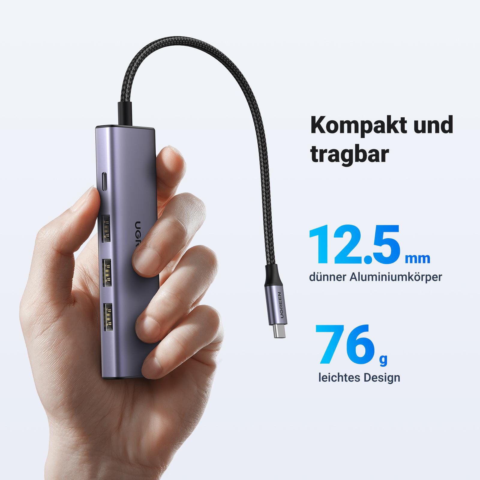 Eine Hand, die einen silbernen UGREEN-Hub hält. Er ist kompakt und leicht.