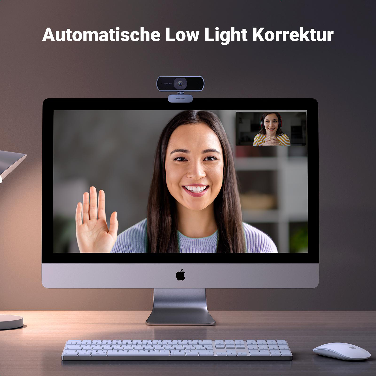 Eine lächelnde Frau winkt auf einem Computerbildschirm, Webcam oben.