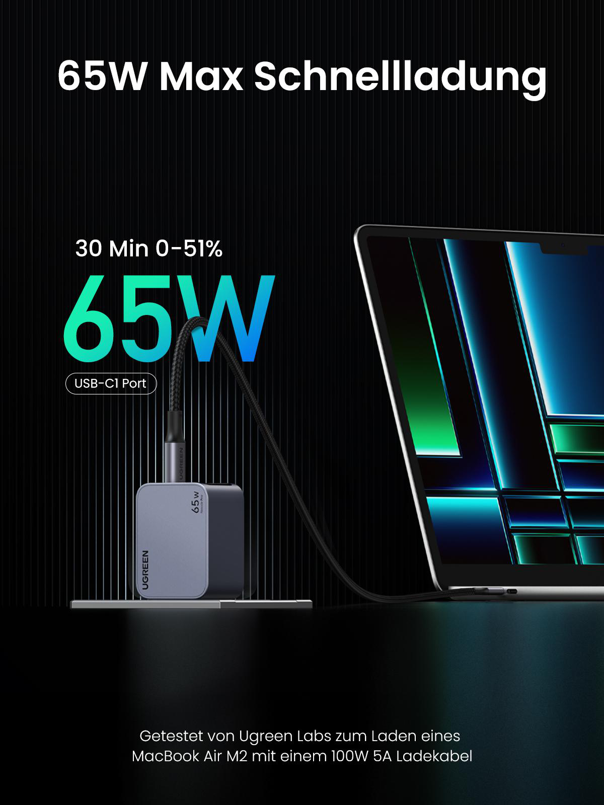 Ein Laptop wird mit einem 65W USB-C-Ladegerät aufgeladen.