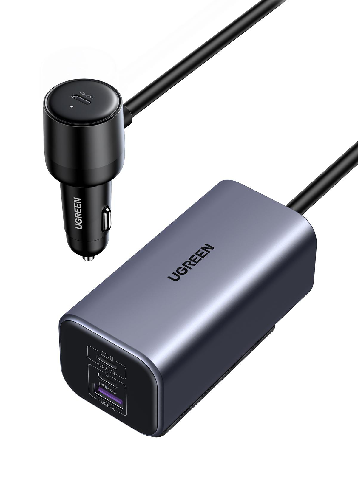Das Bild zeigt ein UGREEN-Ladegerät mit USB-C- und USB-A-Anschlüssen, das an einen Zigarettenanzünder im Auto angeschlossen ist.