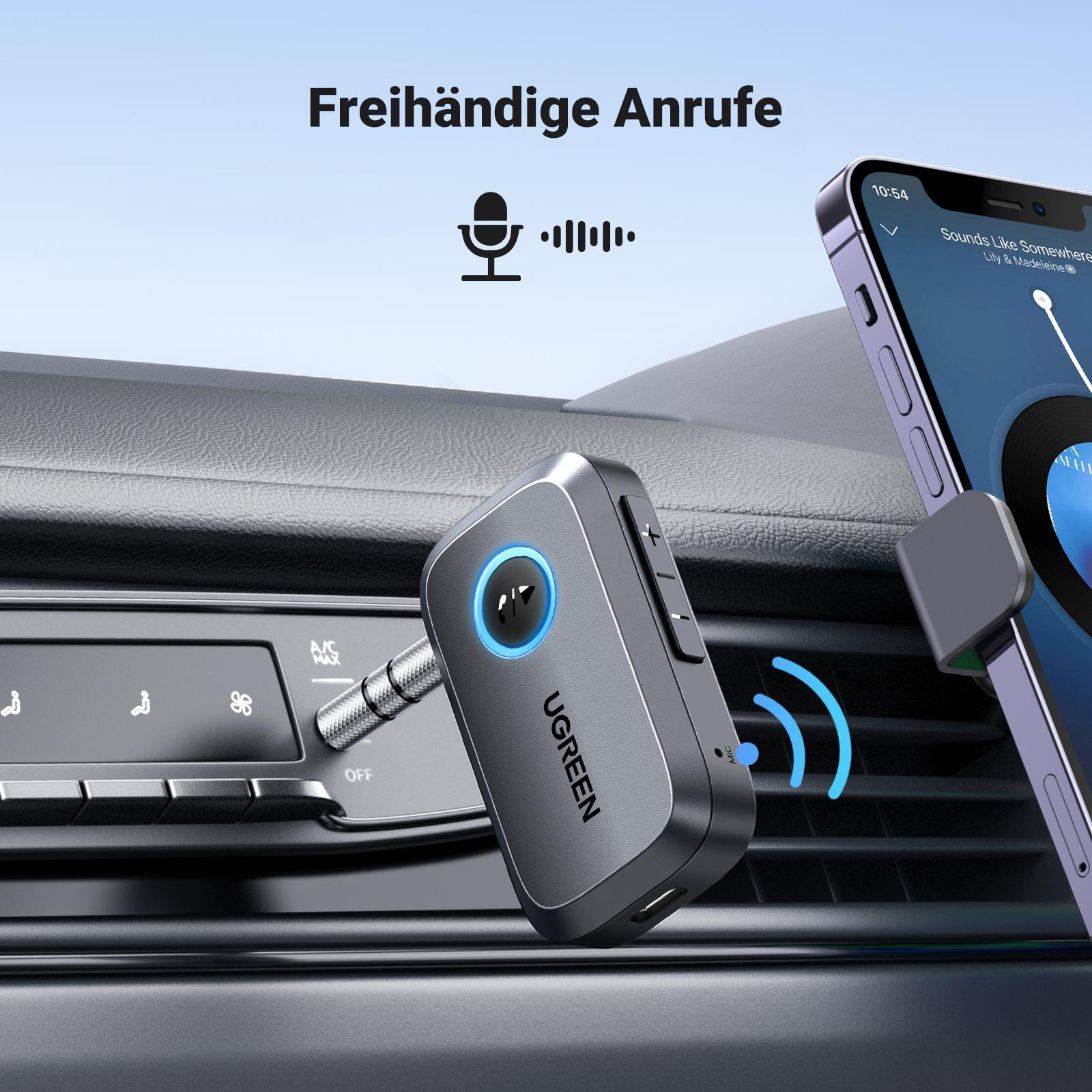 Das Bild zeigt ein UGREEN Bluetooth-Gerät im Auto, das mit einem Telefon verbunden ist, auf dem eine Musik-App angezeigt wird.