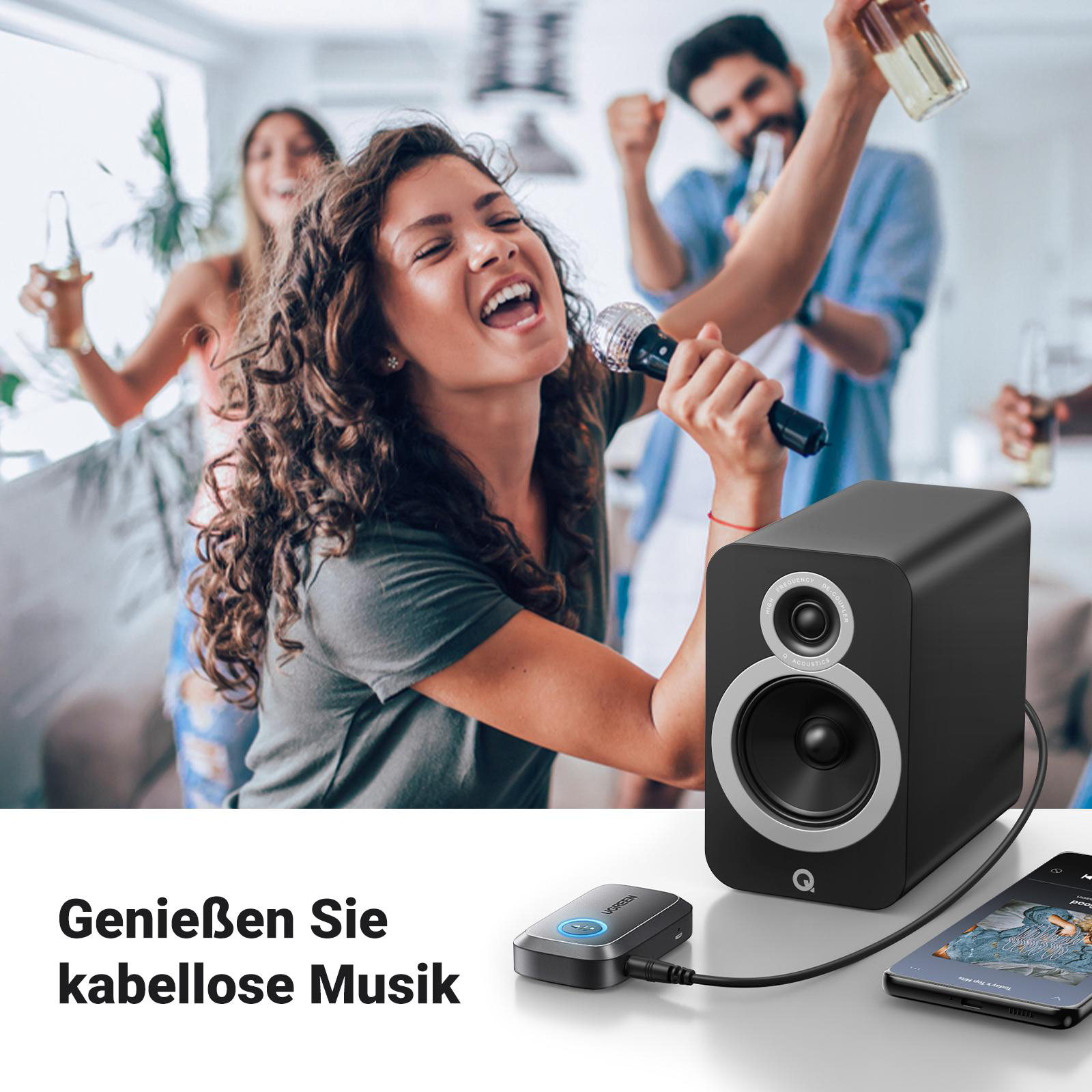 Eine Gruppe von Leuten, die Musik mit einem Lautsprecher und einem Bluetooth-Gerät genießen.