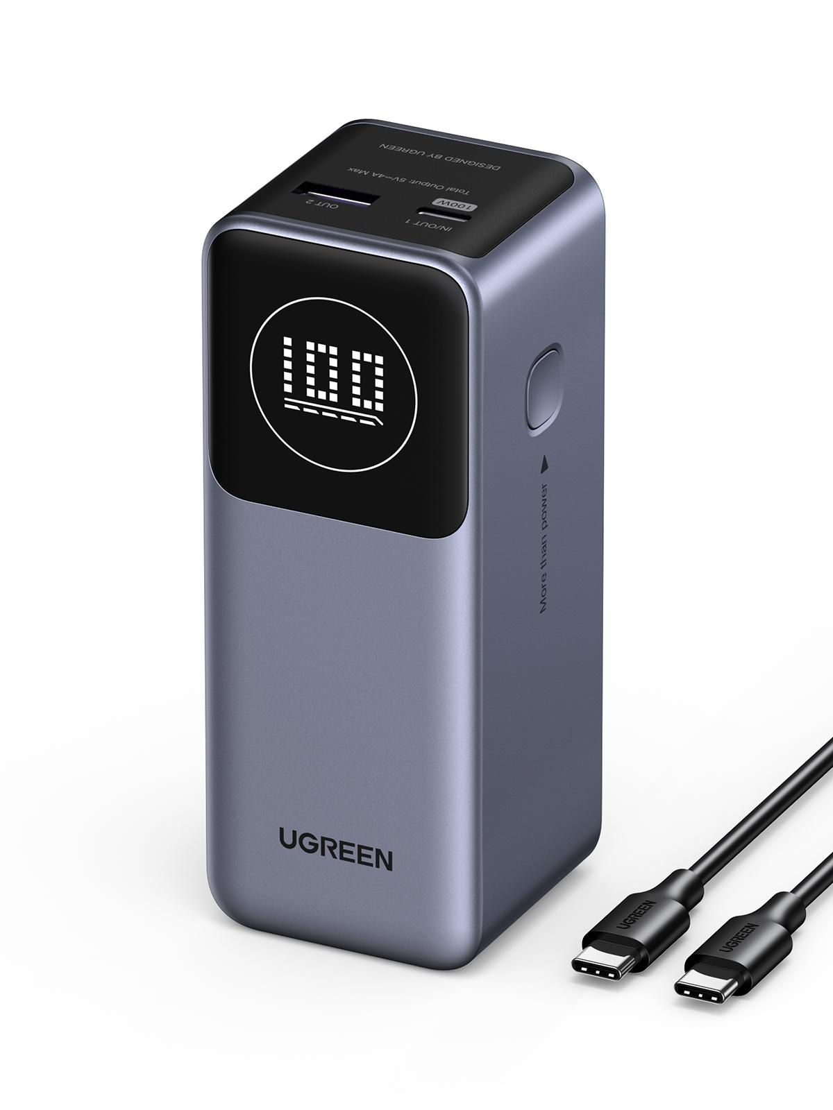 Eine UGREEN Powerbank in Blau, mit Digitalanzeige und zwei angeschlossenen USB-C-Kabeln.
