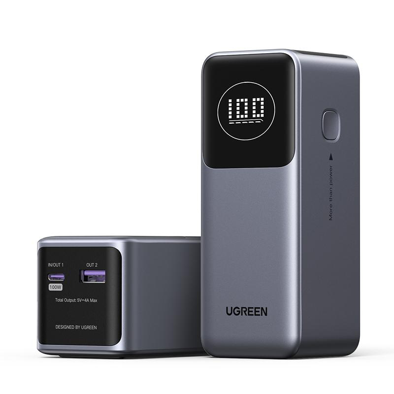 Graue UGREEN Powerbank mit digitaler Anzeige, die 100 % Ladung anzeigt.