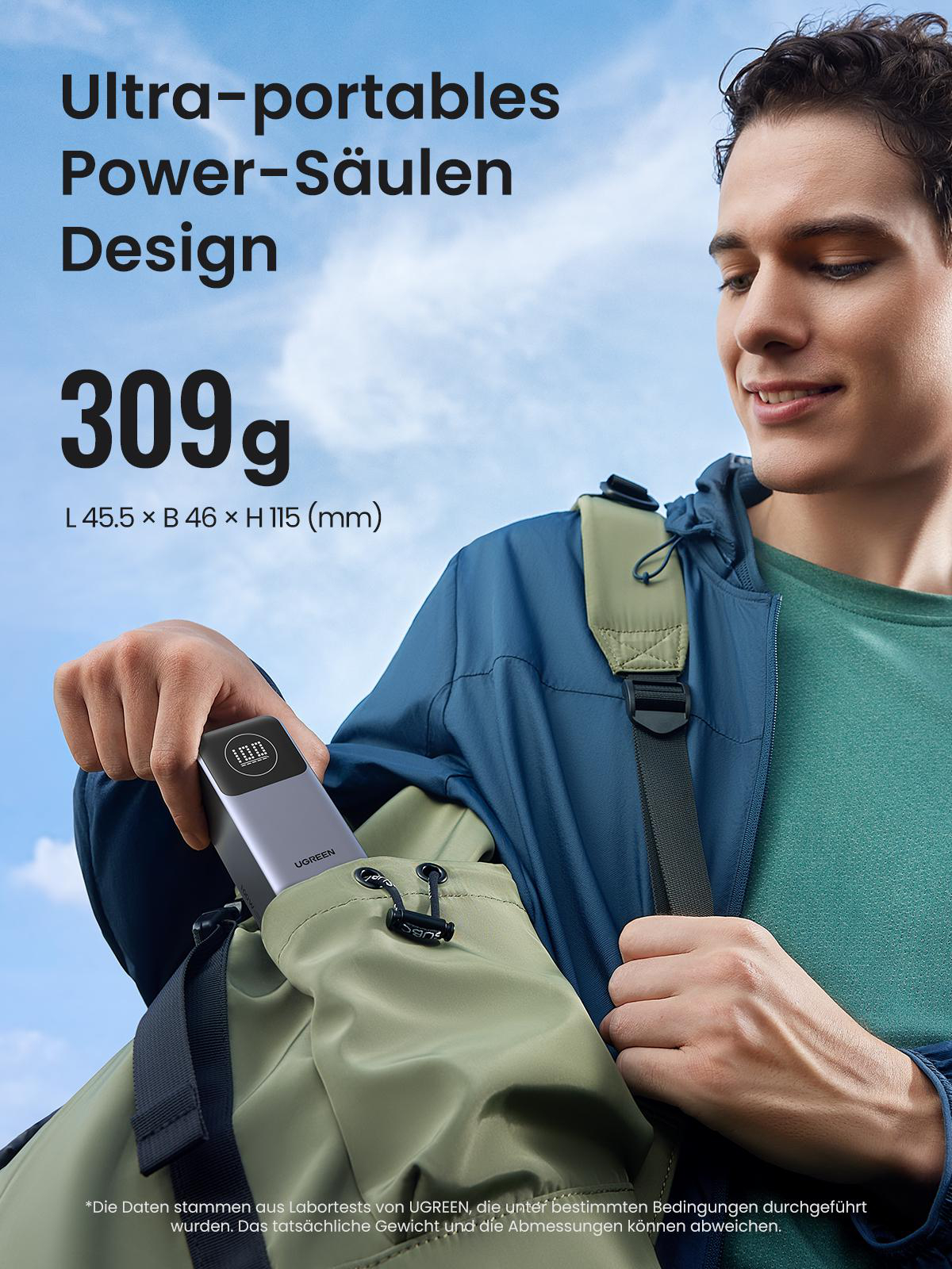 Ein Mann hält eine Powerbank in seiner Tasche in einem Rucksack.
