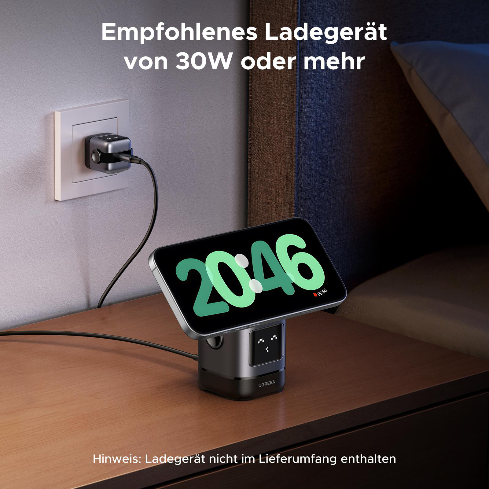Schwarzes Ladegerät auf einem Nachttisch, das ein Telefon mit 20:46 auflädt. Steckdose sichtbar.