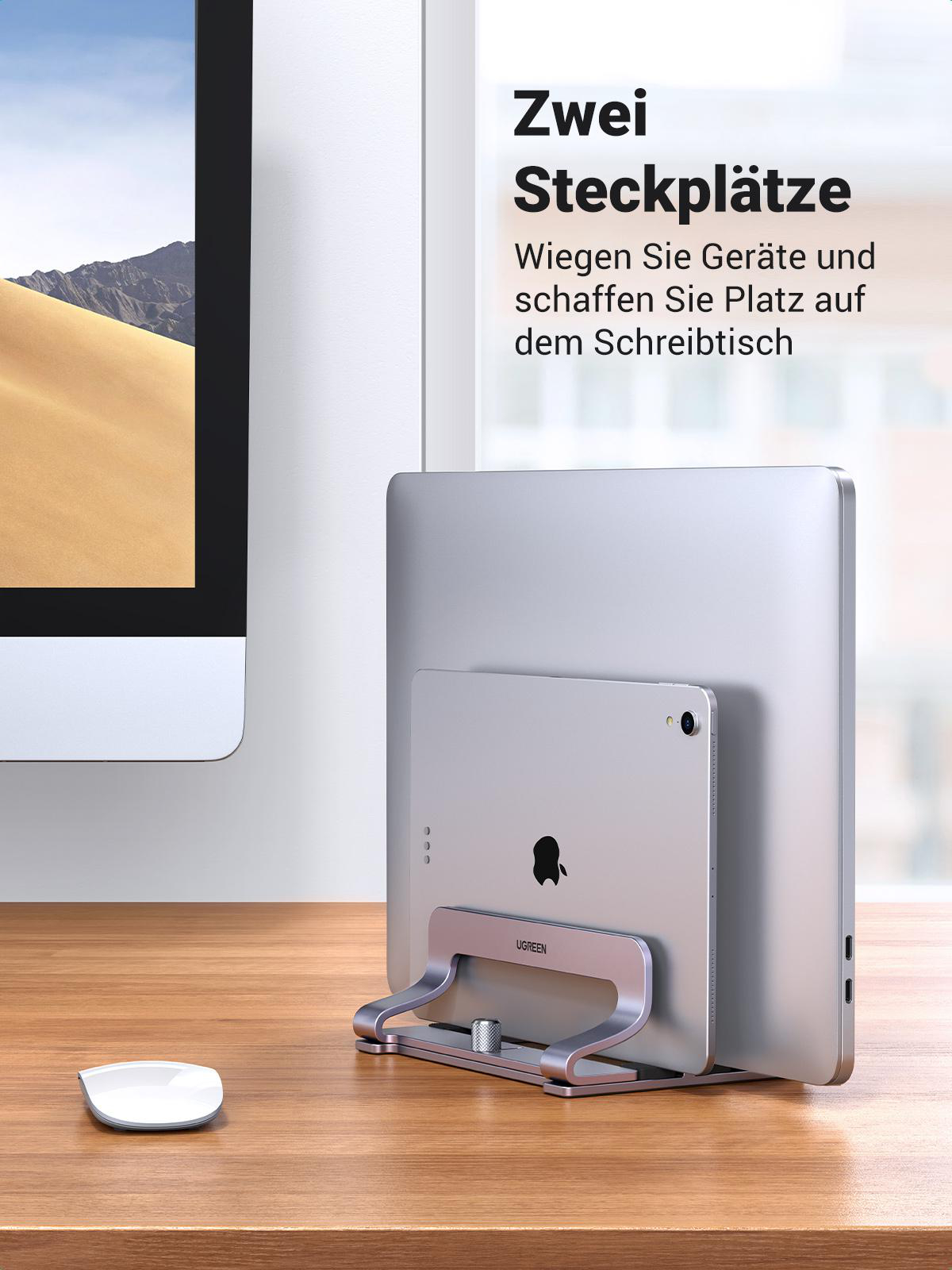 Ein silberner Laptop und ein Tablet stehen auf einem Holztisch, gehalten von einem silbernen UGREEN-Ständer, mit einer weißen Maus.