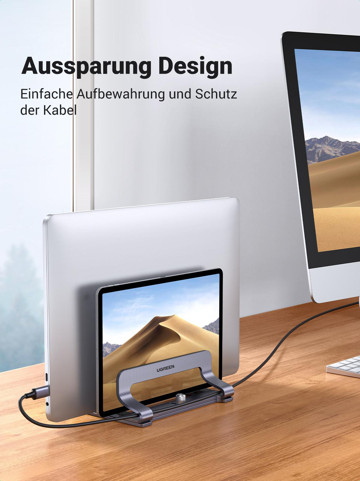 Ein silberner Ständer hält Laptop und Tablet auf einem Schreibtisch. Ein Monitor ist dahinter, Kabel sind angeschlossen.