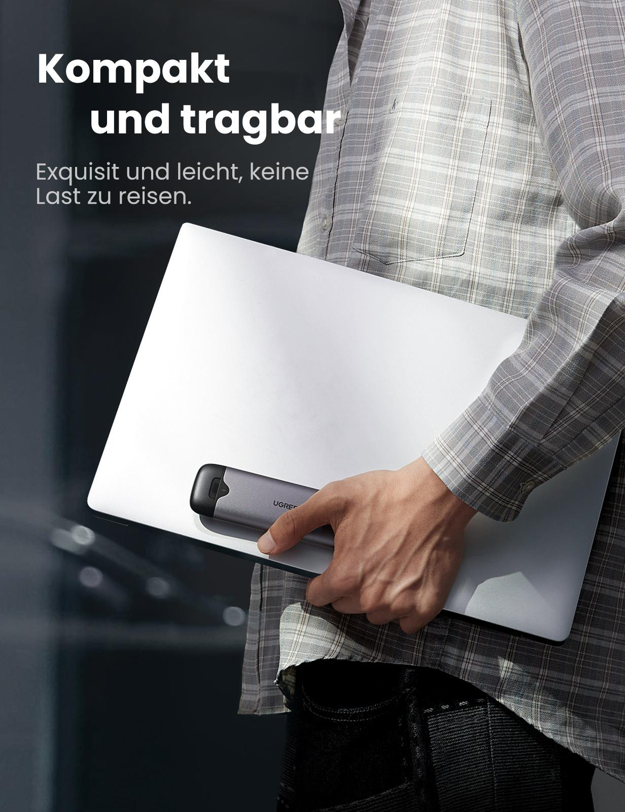 Eine Person hält Laptop und kleines Gerät. Der Laptop ist geschlossen, das Gerät klein und tragbar.