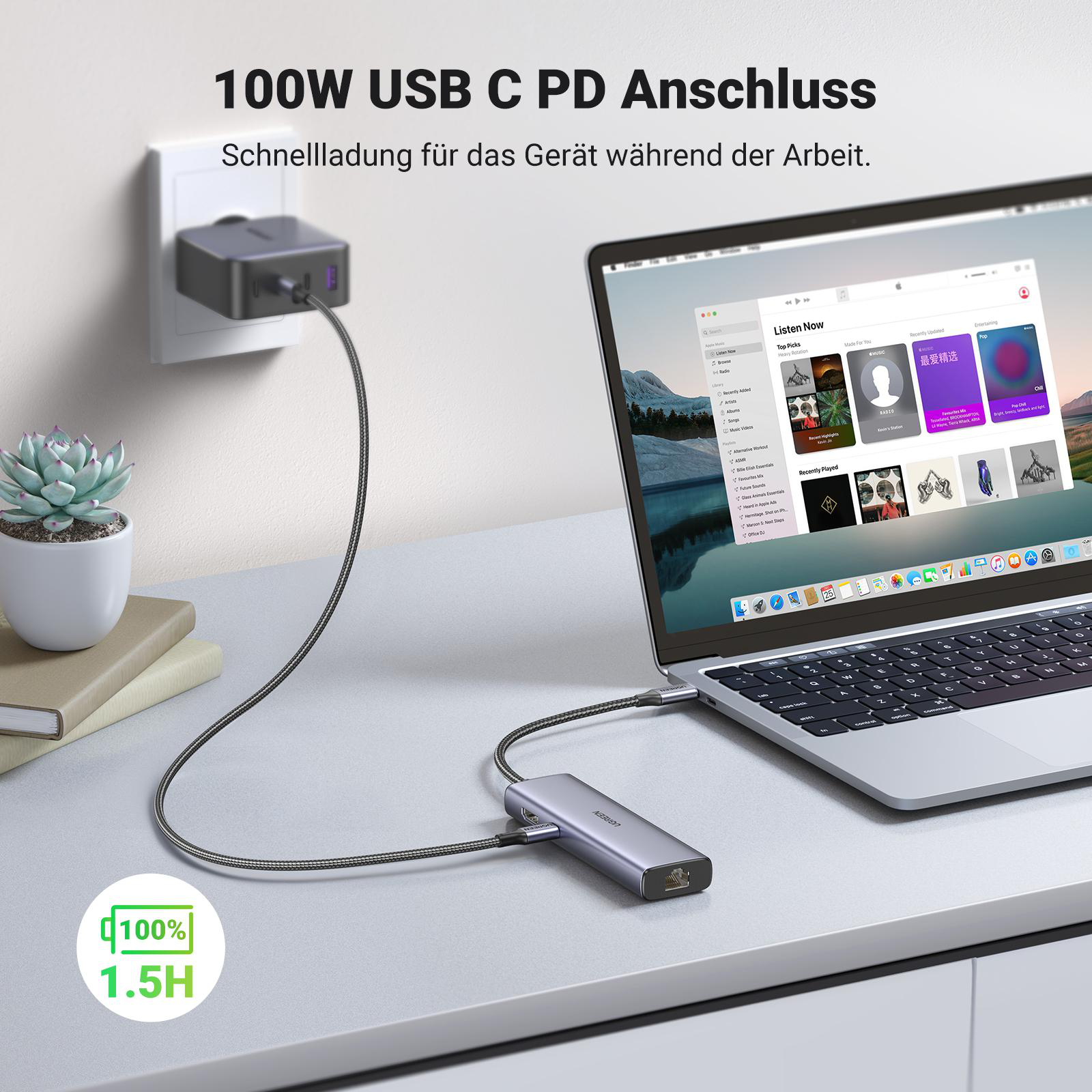 Silberner Hub mit Kabeln, die an einen Laptop und Strom angeschlossen sind.