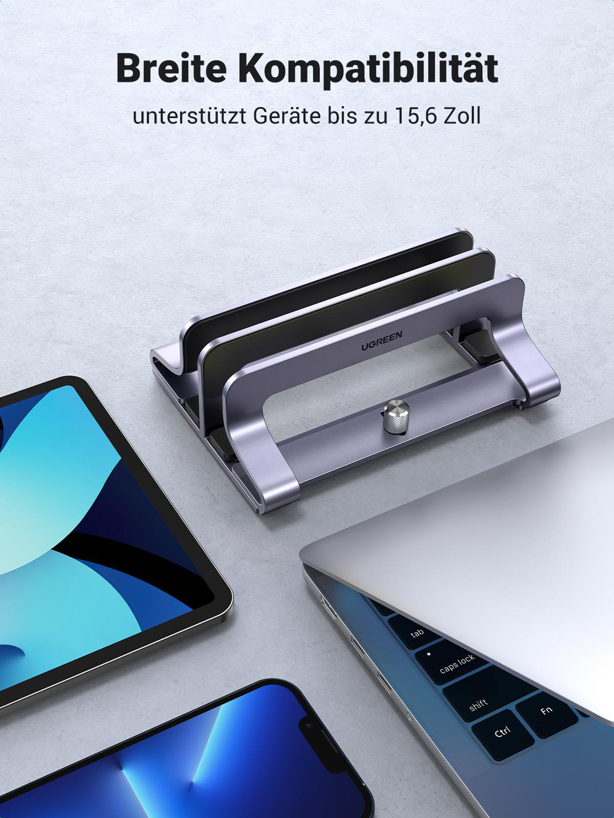 Ein silberner Laptop-Ständer, der ein Tablet, Telefon und Laptop hält, mit Zubehör.