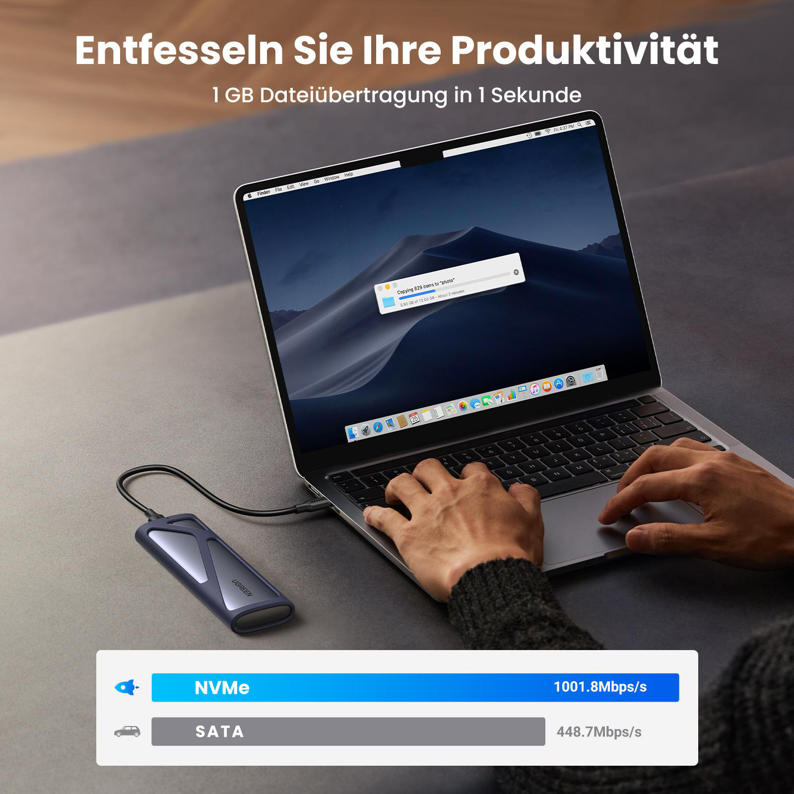 Ein geschwungener weißer Monitor zeigt ein farbenfrohes abstraktes Bild.