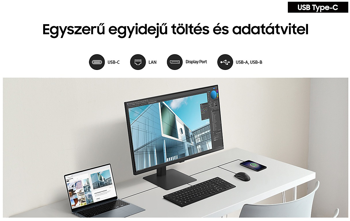 Egy laptop, monitor, billentyűzet, egér és telefon egy fehér asztalon, felette szöveggel.