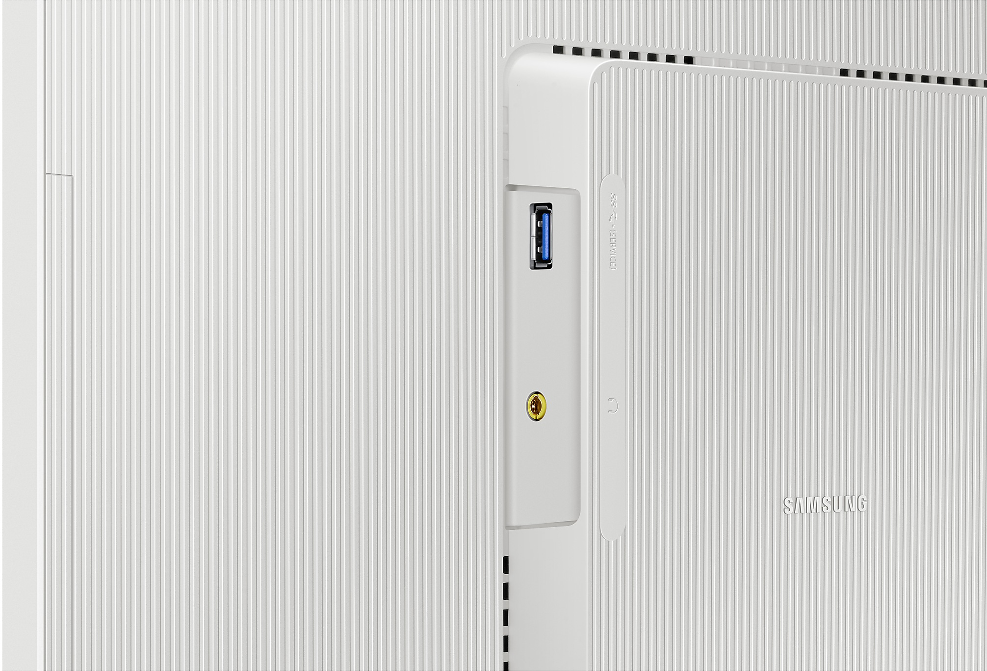 Fehér monitor hátulja, texturált felület, USB portokkal, audio jackkel és Samsung logóval.