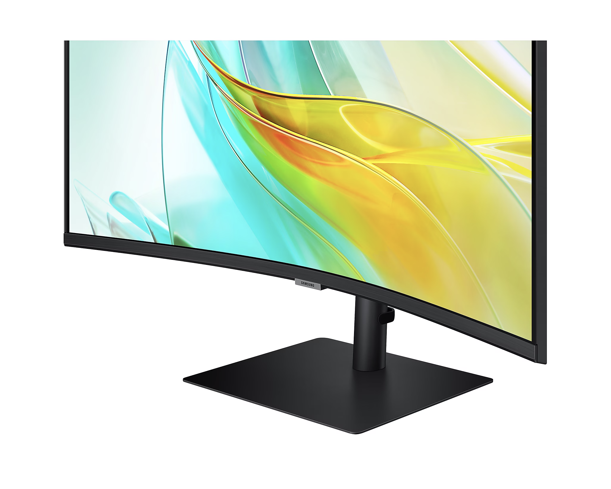 Ívelt Samsung monitor fekete állvánnyal. A képernyő sárga, zöld és kék absztrakt dizájnt jelenít meg. Fehér háttér.