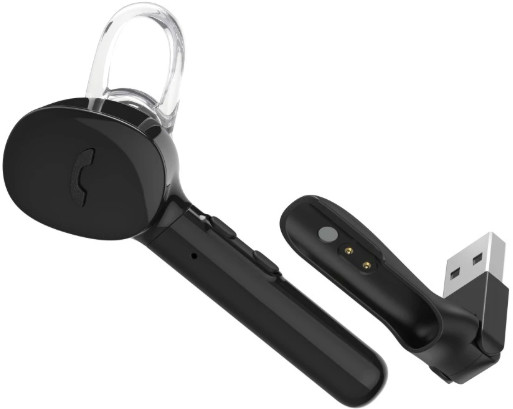 Czarny zestaw słuchawkowy bezprzewodowy z adapterem ładującym, na białym tle.