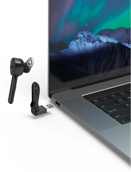 Czarny bezprzewodowy zestaw słuchawkowy i adapter USB, podłączony do laptopa. Białe tło.