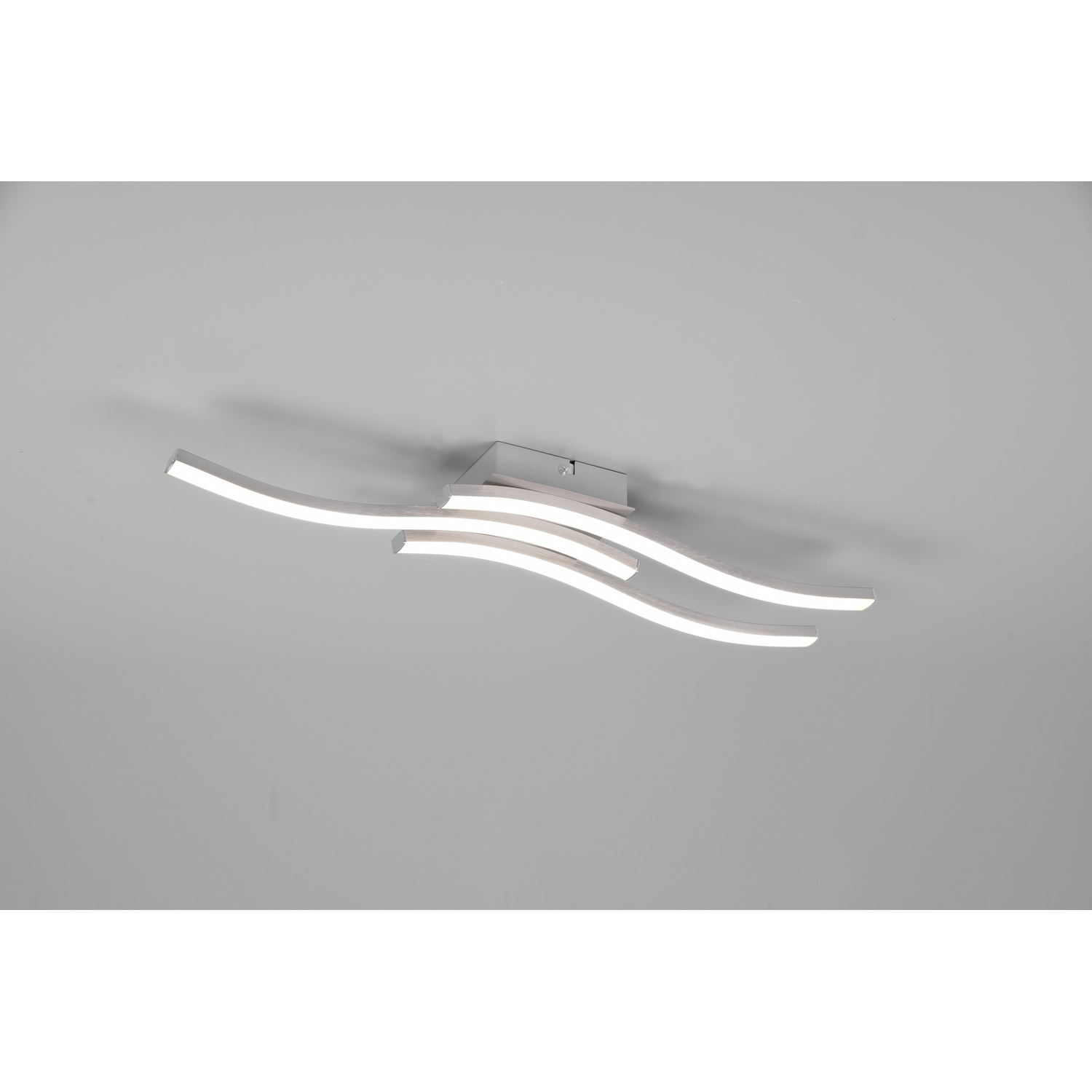 Lampada da soffitto con tre strisce LED bianche curve su sfondo bianco.