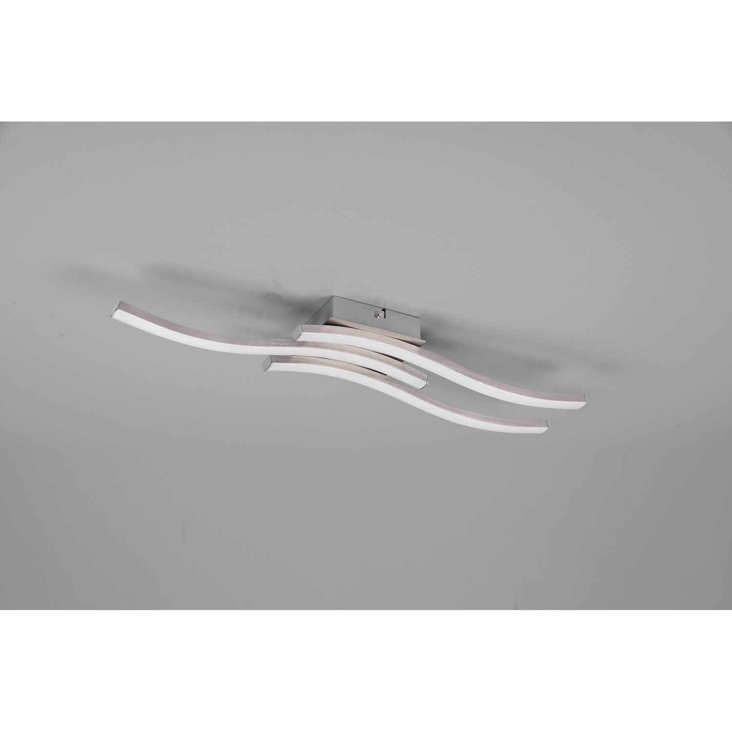 Una plafoniera con tre linee curve bianche.