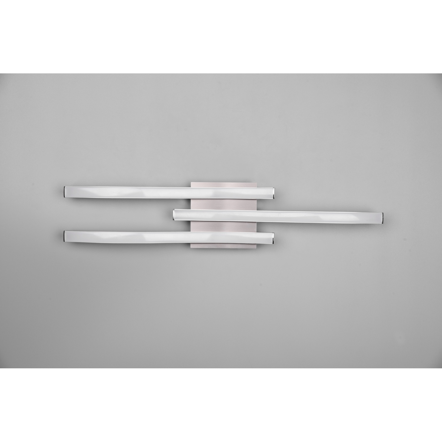 Applique con tre strisce LED bianche orizzontali su sfondo grigio.