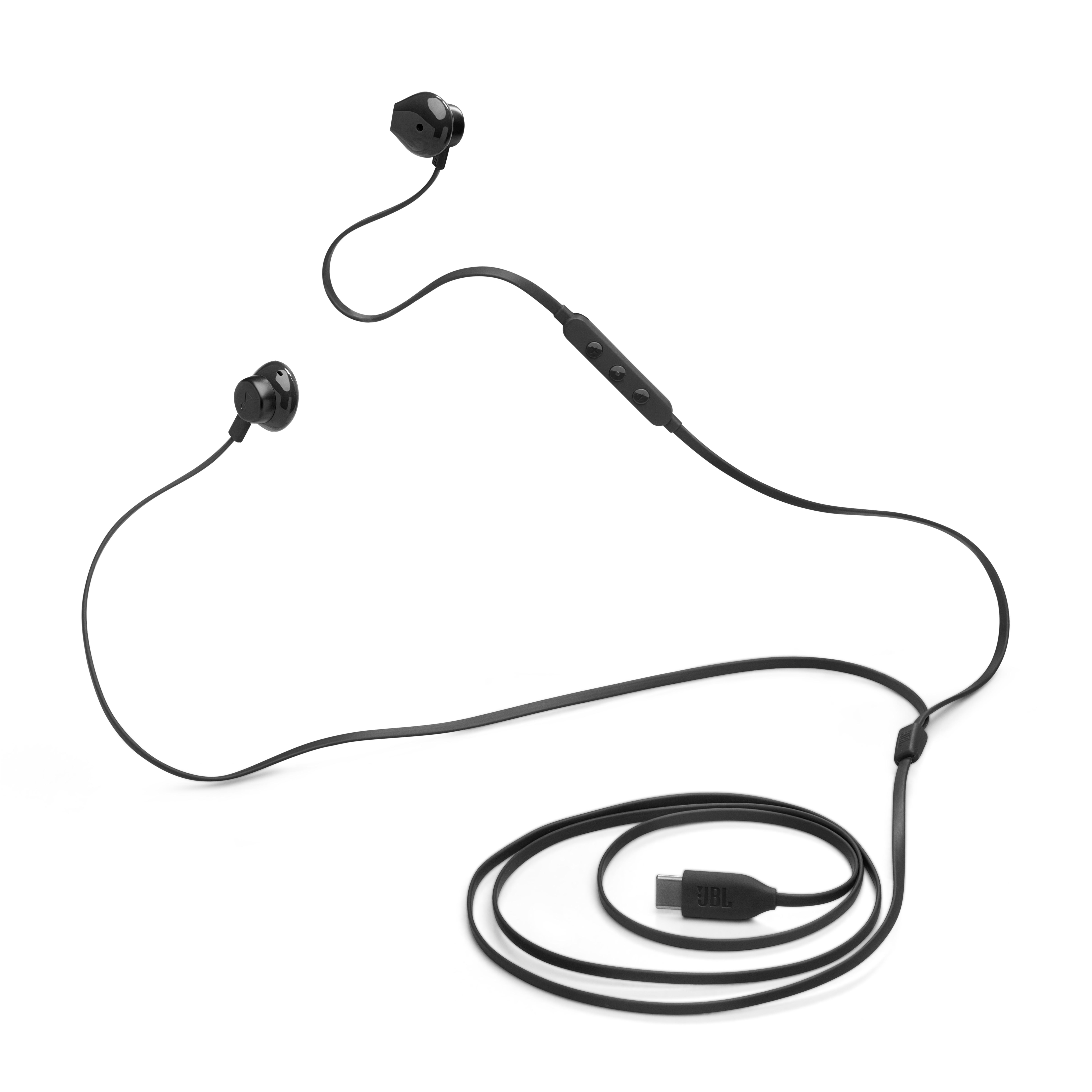Schwarze Ohrhörer mit Steuermodul und USB-C-Anschluss. Weißer Hintergrund.