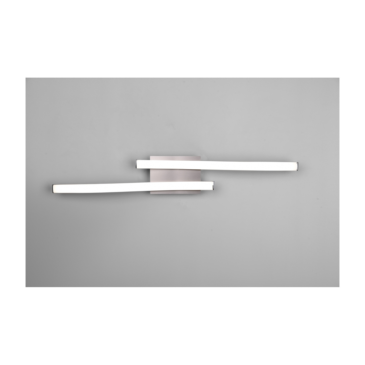 Una lampada da parete moderna con due barre orizzontali illuminate, montata su un muro grigio.
