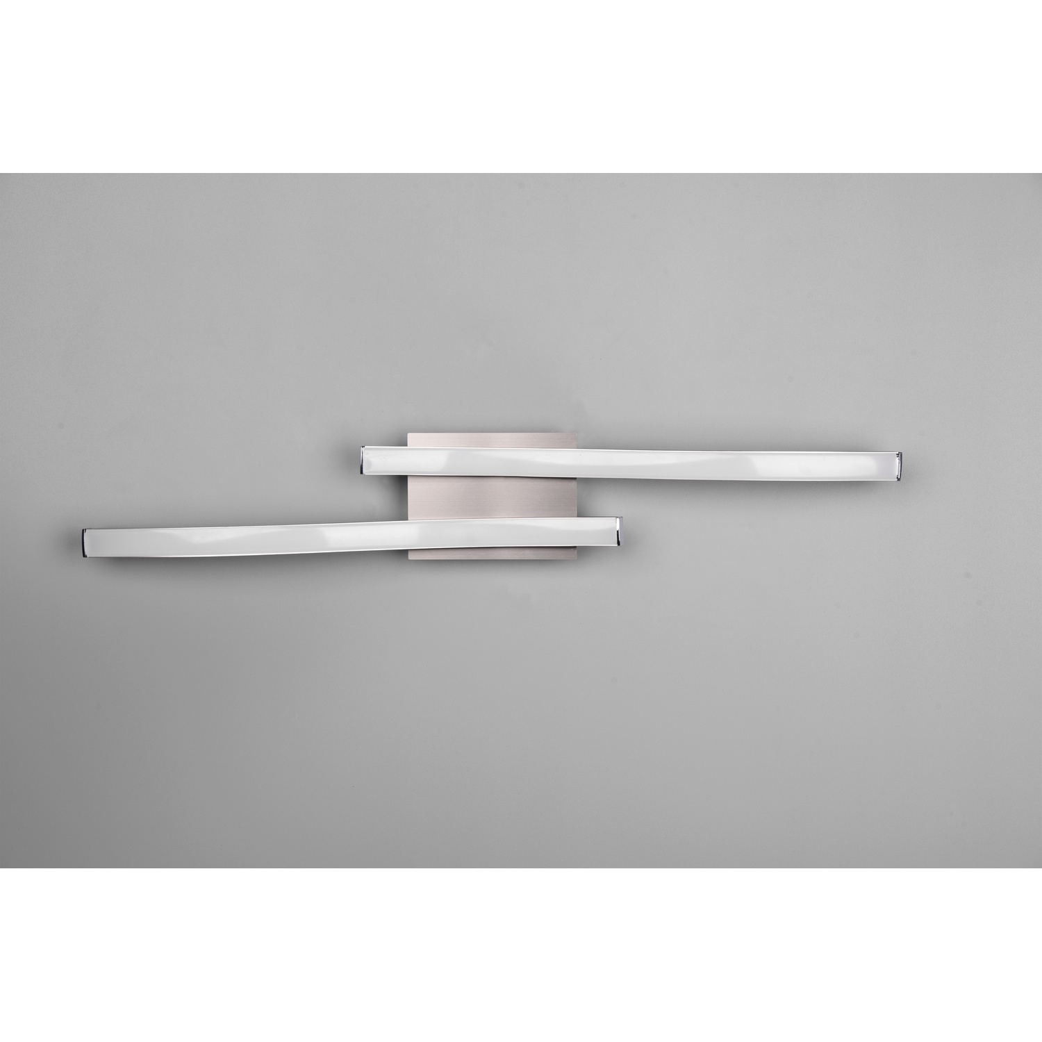 Lampada da parete con due barre orizzontali bianche illuminate. La luce è montata su un muro grigio.