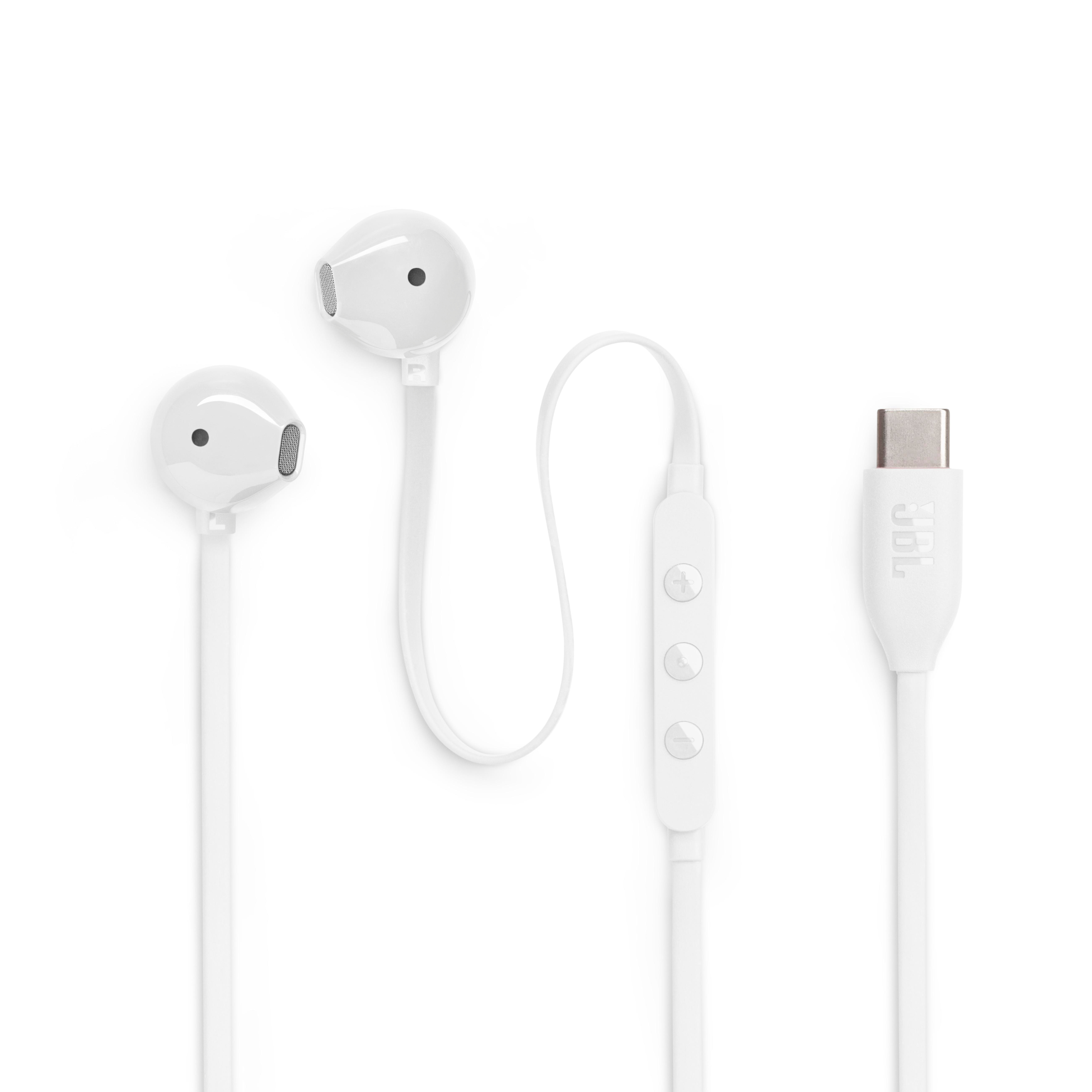 Weiße Ohrhörer mit Steuerung und USB-C-Anschluss. Weißer Hintergrund.