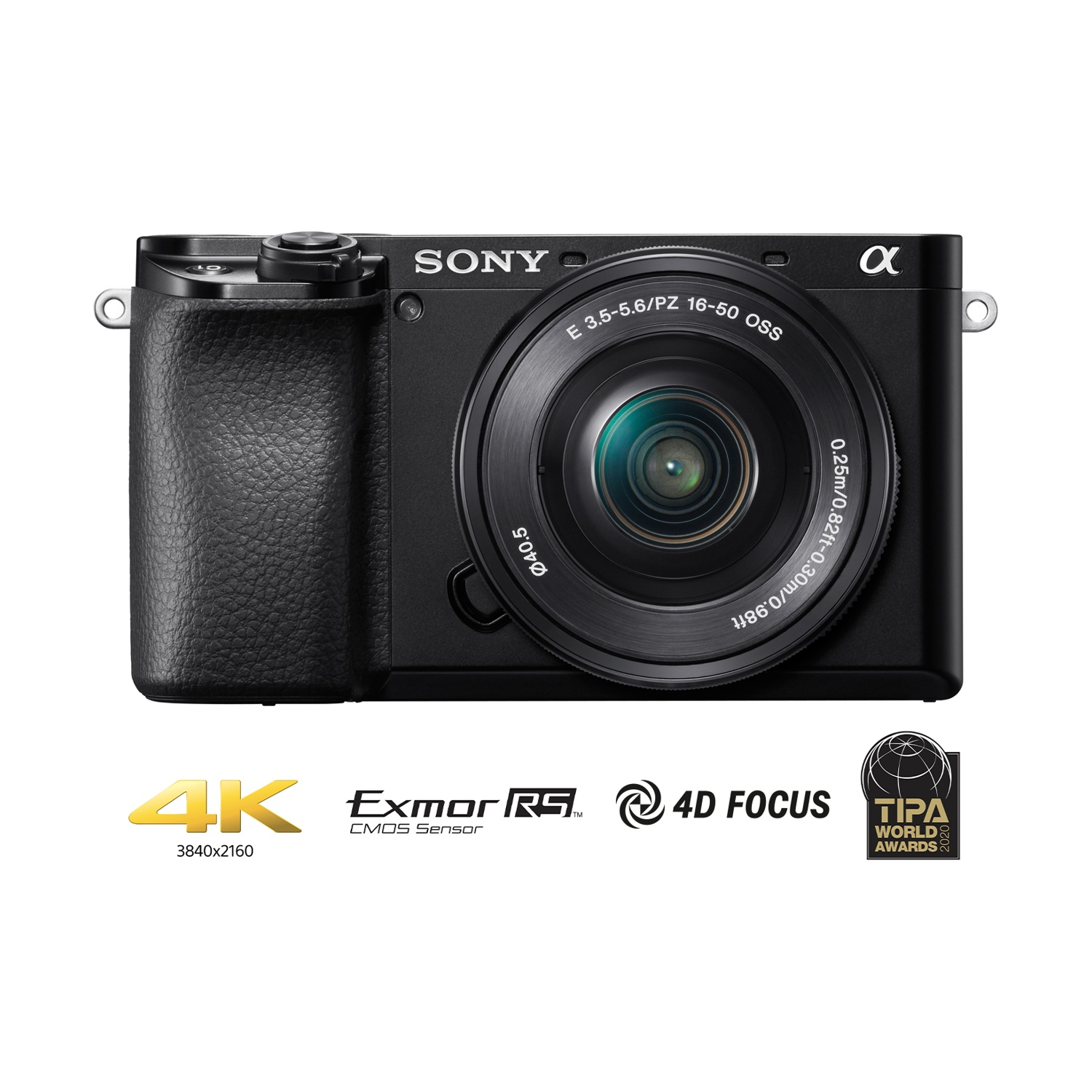 Fotocamera Sony nera con obiettivo ed etichette, sfondo bianco. Loghi 4K, Exmor, 4D focus.